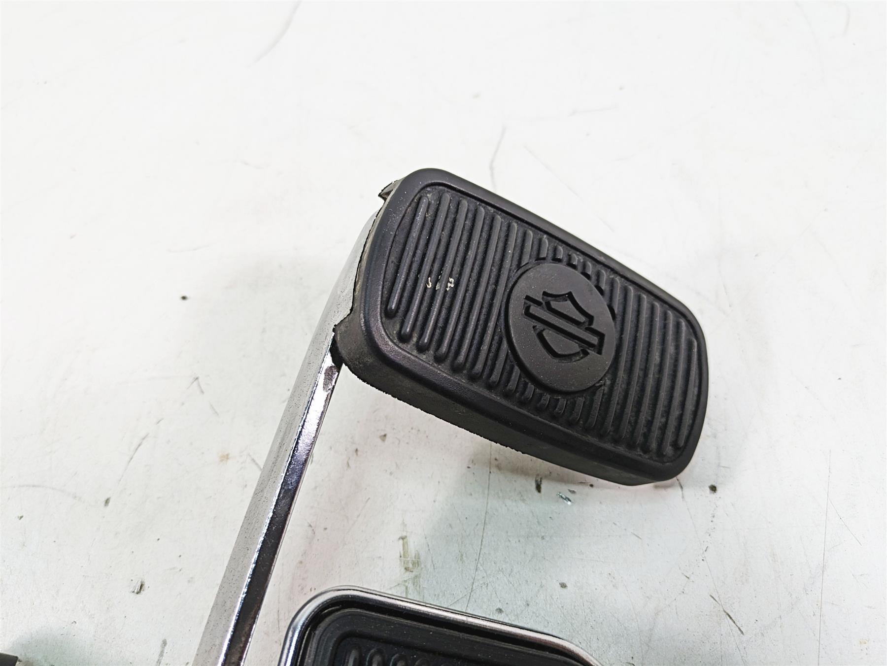 2010 Harley Touring FLHTCU Electra Glide Right Floorboard + Brake Pedal 50621-06 {{ shop.shopifyCountryName }} - Mototech271