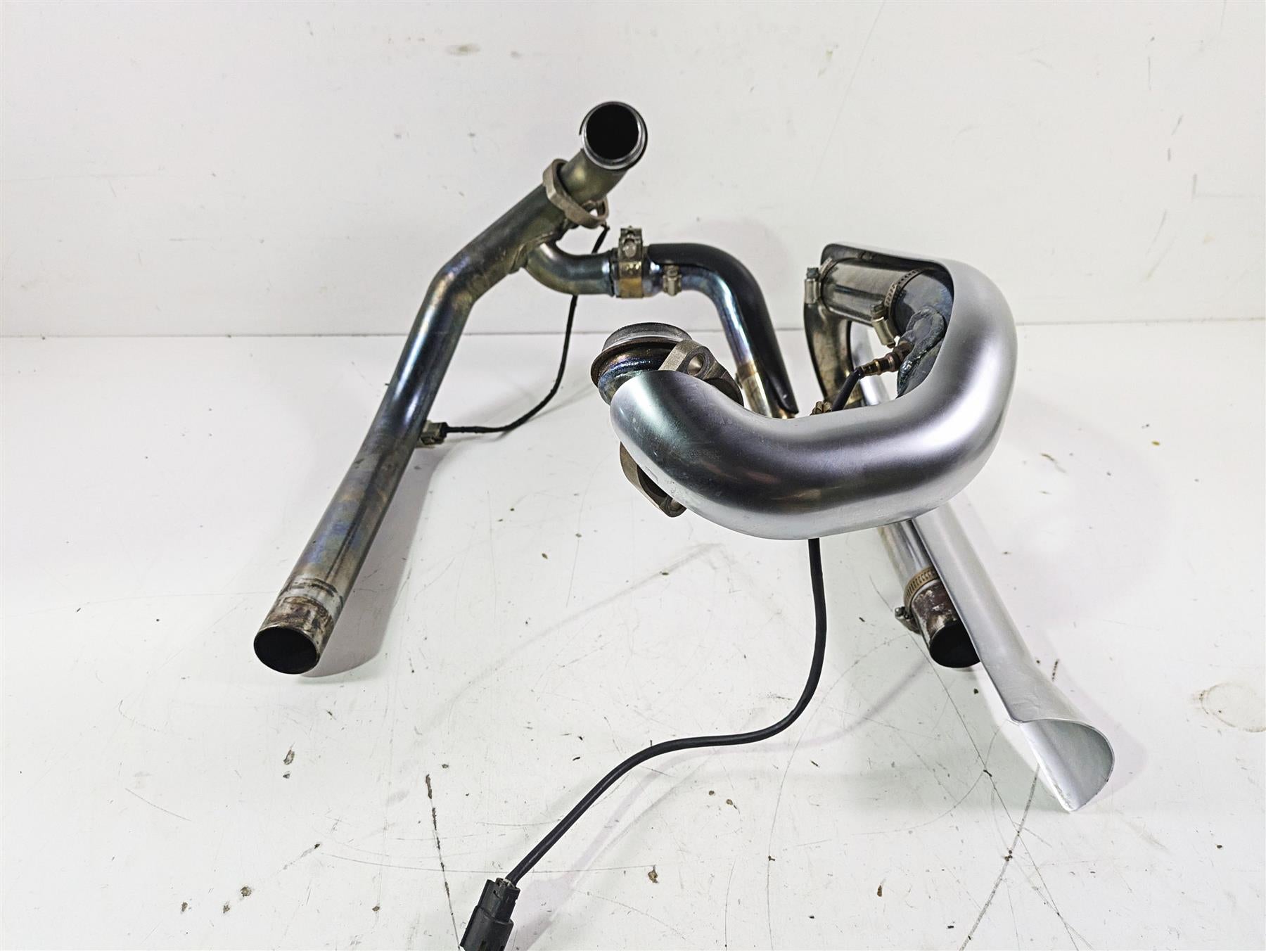 2012 Harley VRSCF Muscle V Rod Stock Exhaust Header Manifold Set 65600071 {{ shop.shopifyCountryName }} - Mototech271