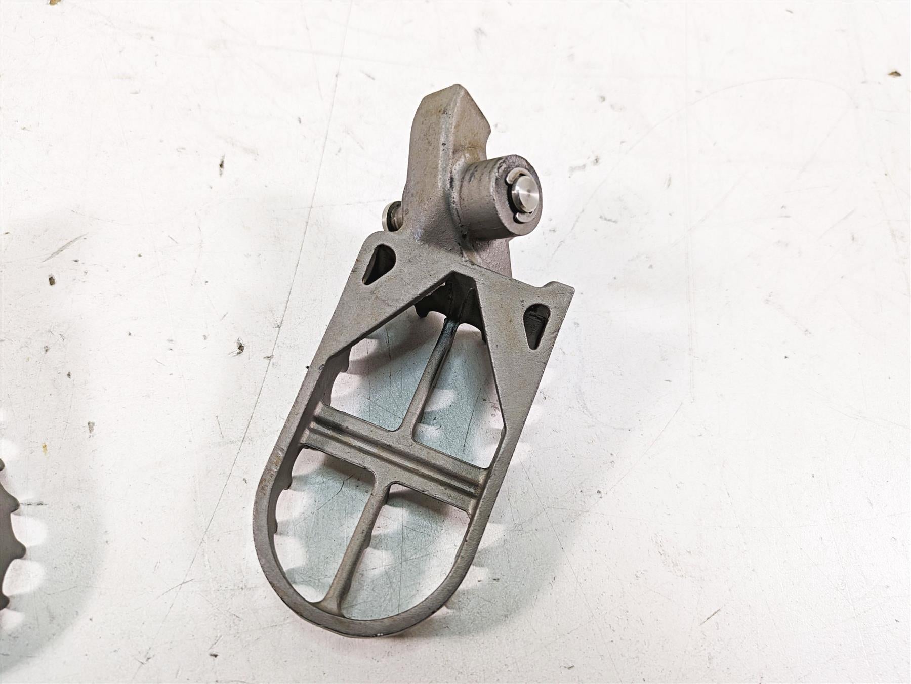 2007 BMW R1200GS K255 Adv Front Footpeg Foot Peg Rest Set 46717694557 {{ shop.shopifyCountryName }} - Mototech271