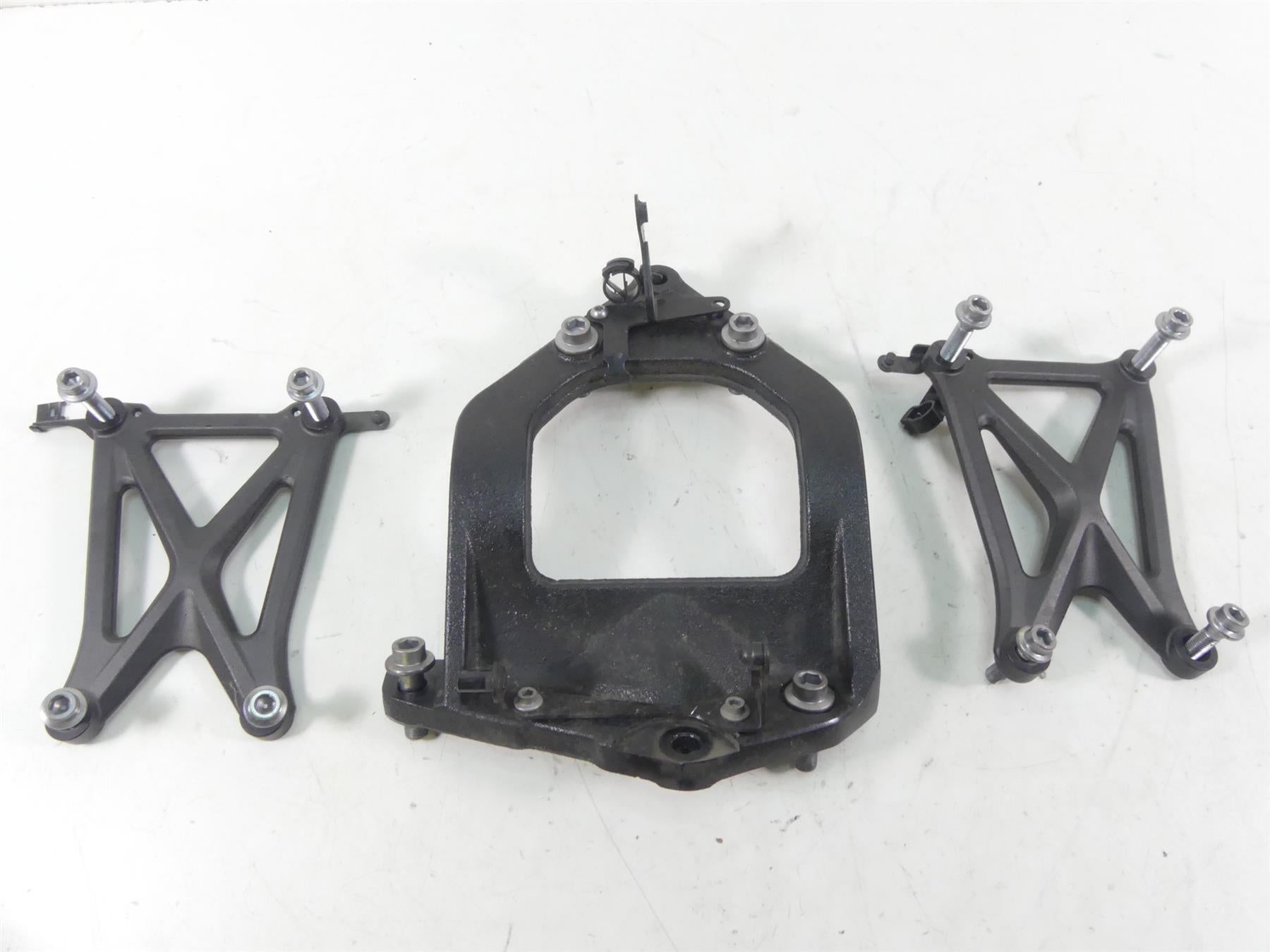 2013 Yamaha VMX17 V-Max 1700 Engine Motor Stay Bracket Mount Set 2S3-21315-00-00
