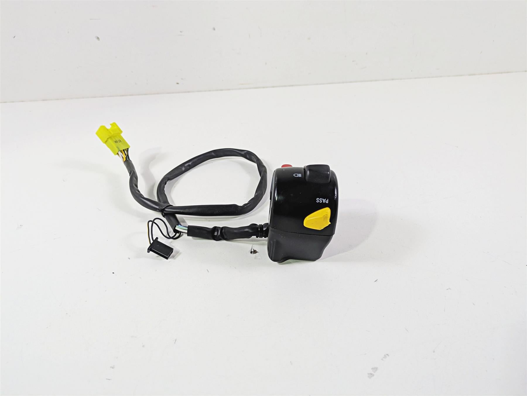 2019 Suzuki M109R VZR1800 Boulevard Left Hand Control Switch READ 37400-48GB0 {{ shop.shopifyCountryName }} - Mototech271