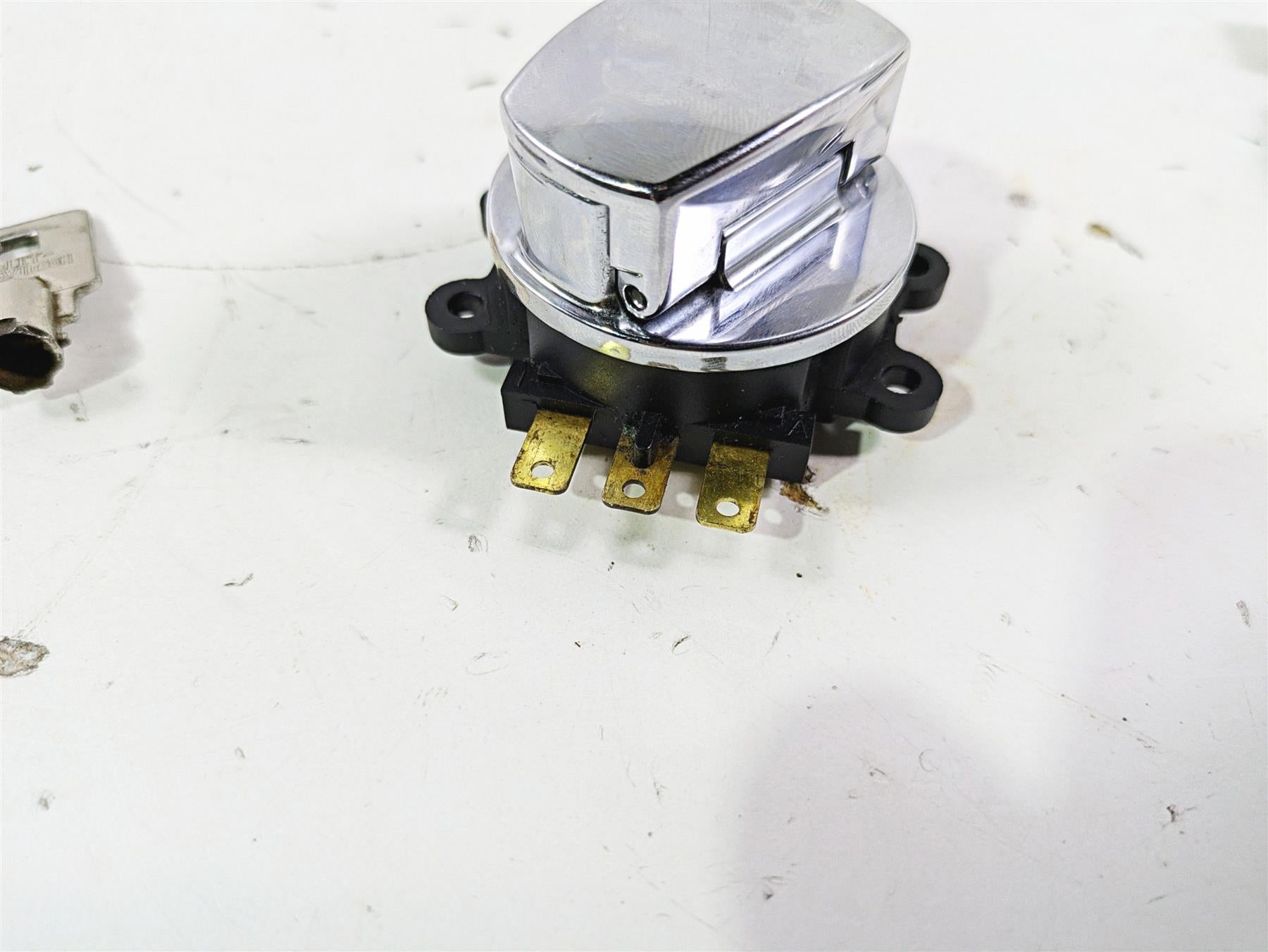 2005 Harley Softail FLSTSCI Heritage Springer Ignition Switch Key Lock 71450-04 {{ shop.shopifyCountryName }} - Mototech271