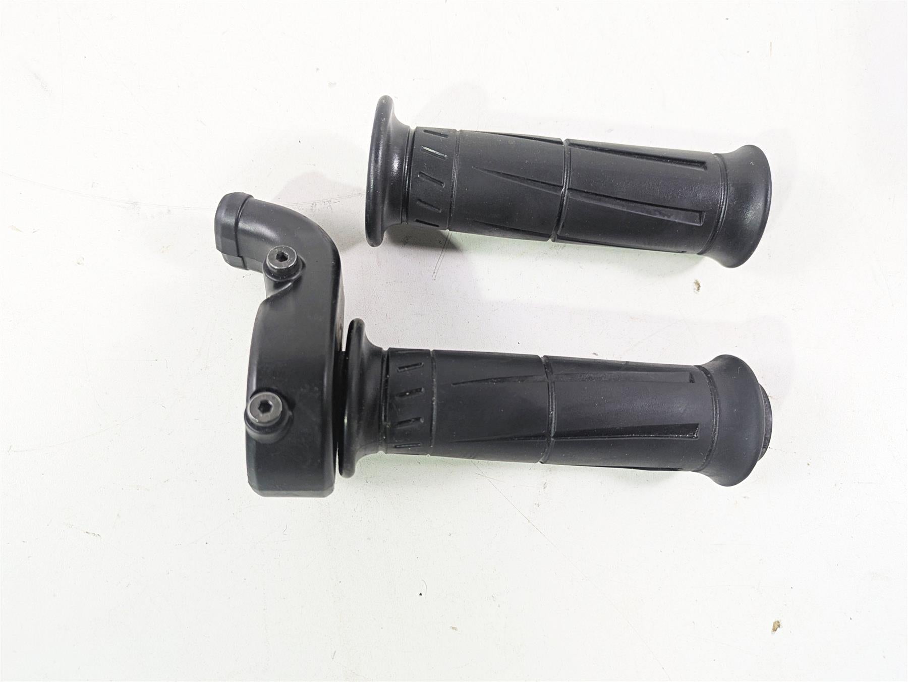 2024 Kawasaki ZX6R ZX636 Ninja Throttle Grip Handle Set 46019-0020 {{ shop.shopifyCountryName }} - Mototech271