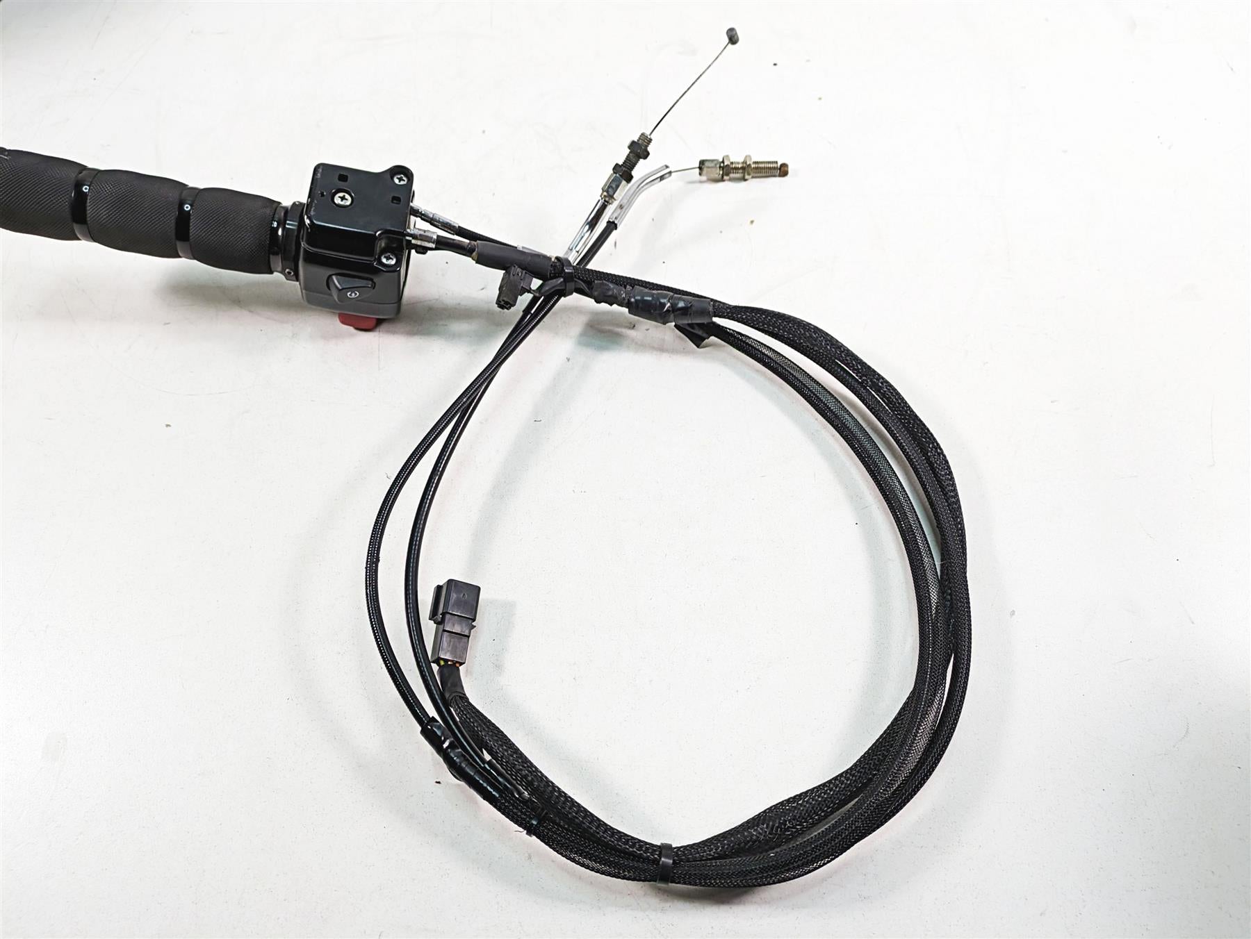 2016 Suzuki M109R VZR1800 Right Hand Start Stop Control Switch 37200-06J00 {{ shop.shopifyCountryName }} - Mototech271
