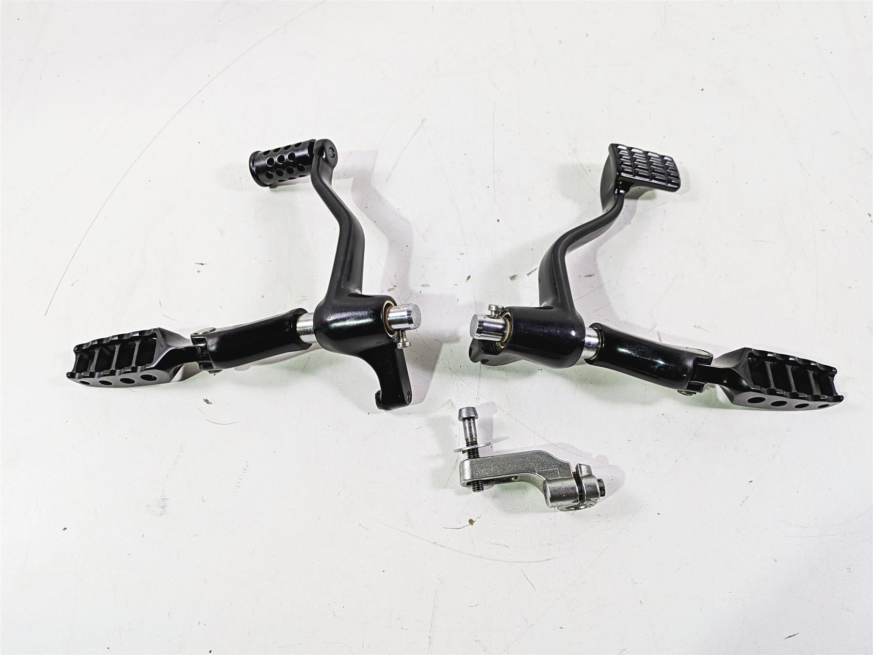 2010 Harley VRSCF Muscle Rod Black Left Right Front Footpeg Rest Set 50274-02B | Mototech271
