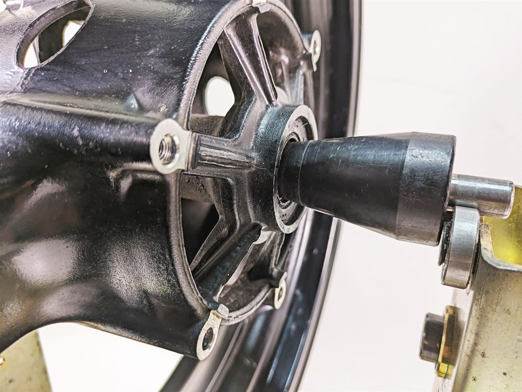 2002 Yamaha FZ1 FZS1000 Fazer Straight 17x3.5 Front Wheel Rim 4XV-25168-00-33 {{ shop.shopifyCountryName }} - Mototech271