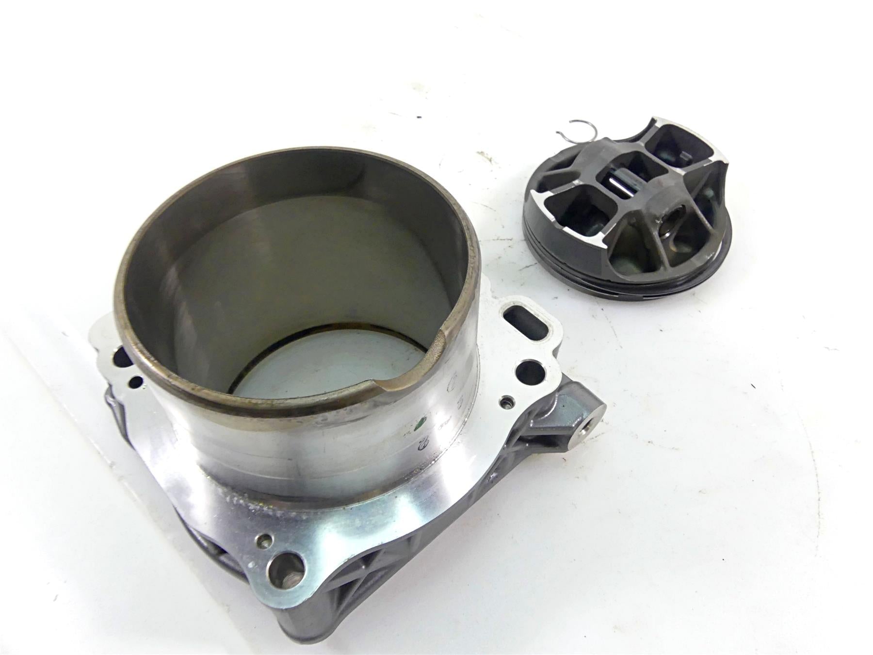 2016 KTM 1290 Super Duke R Rear Cylinder Jug & Piston Set 6133003820024 {{ shop.shopifyCountryName }} - Mototech271