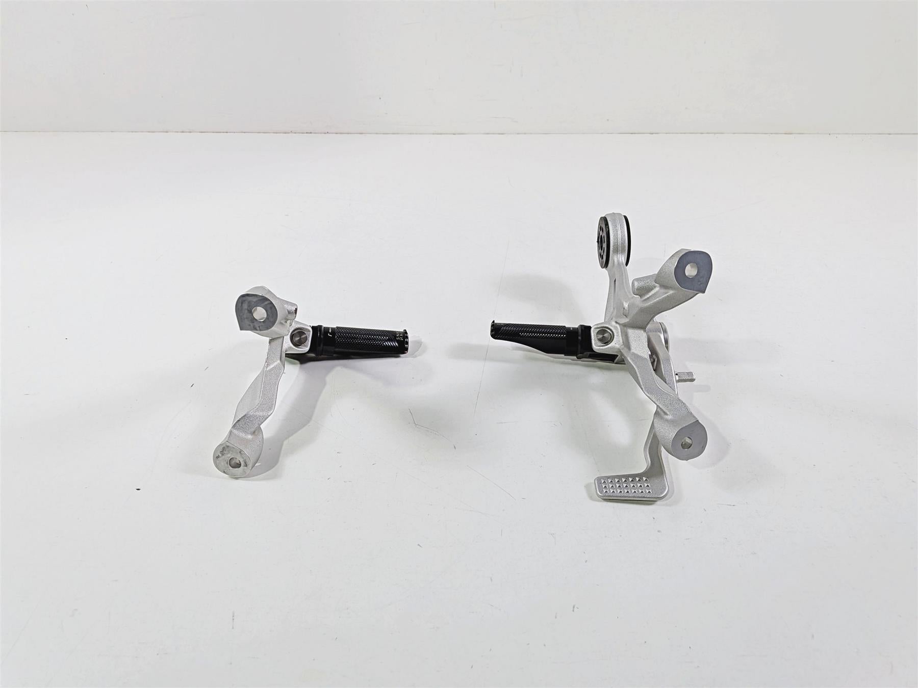 2022 BMW S1000RR K67 Left Right Rizoma Foot Peg Set & Mounts 46718568715-Mototech271