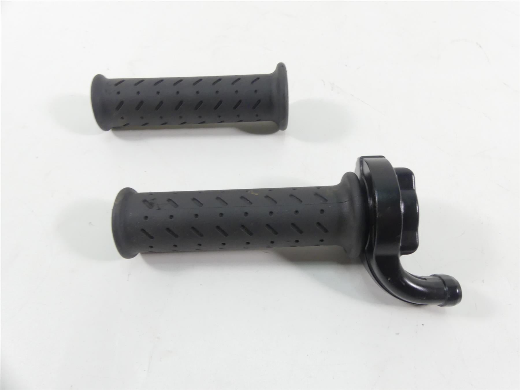 2015 Triumph 1050 Speed Triple R Throttle Hand Grip Set T2040252 {{ shop.shopifyCountryName }} - Mototech271