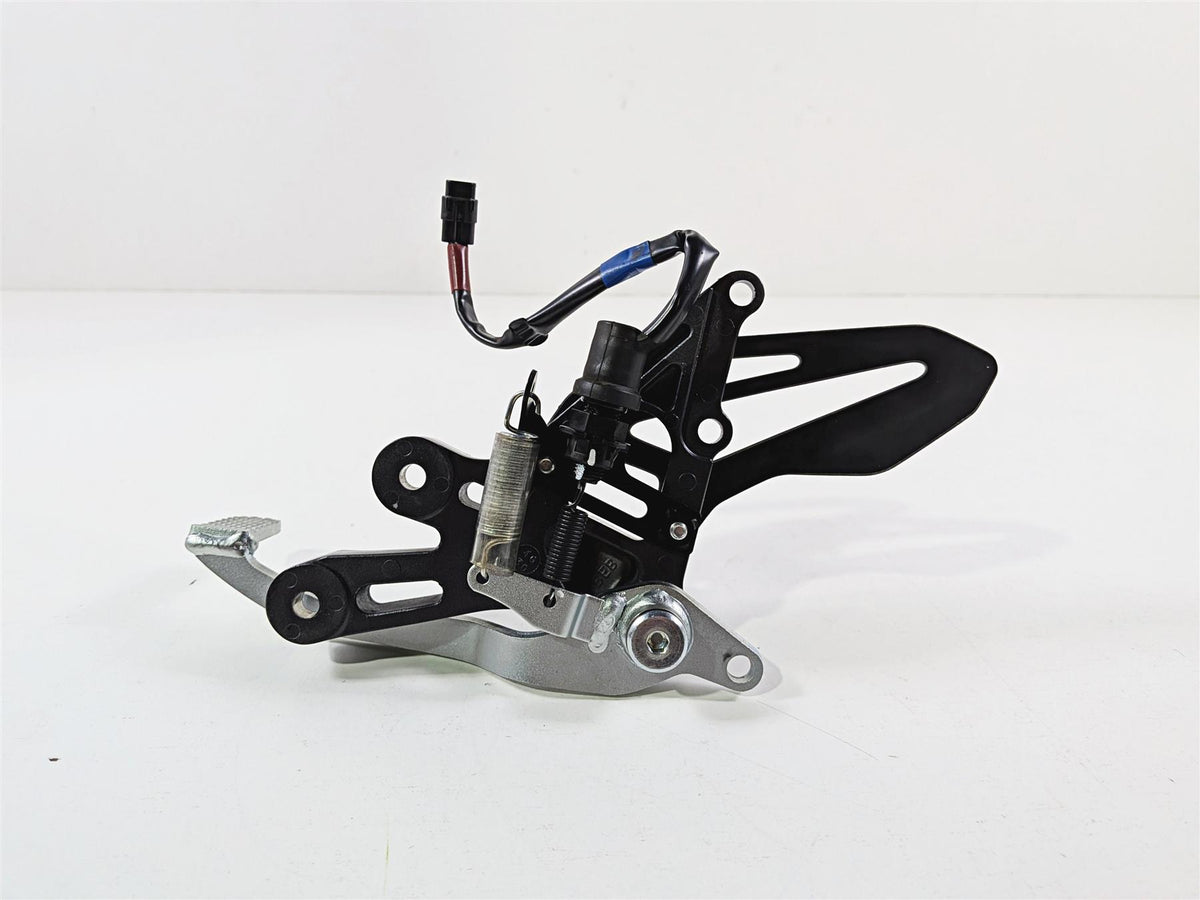2025 Yamaha YZF R7 Right Foot Peg Mount & Brake Pedal BEB-27443-00 BEB-27211-00 {{ shop.shopifyCountryName }} - Mototech271