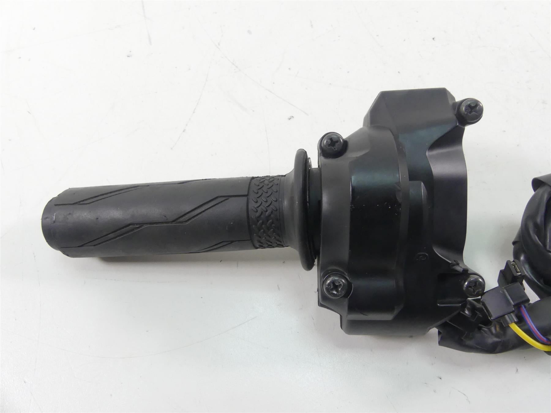 2022 Yamaha MT09 FZ09 Right Control Switch & Throttle Set - Read B7N-26240-00-00 {{ shop.shopifyCountryName }} - Mototech271
