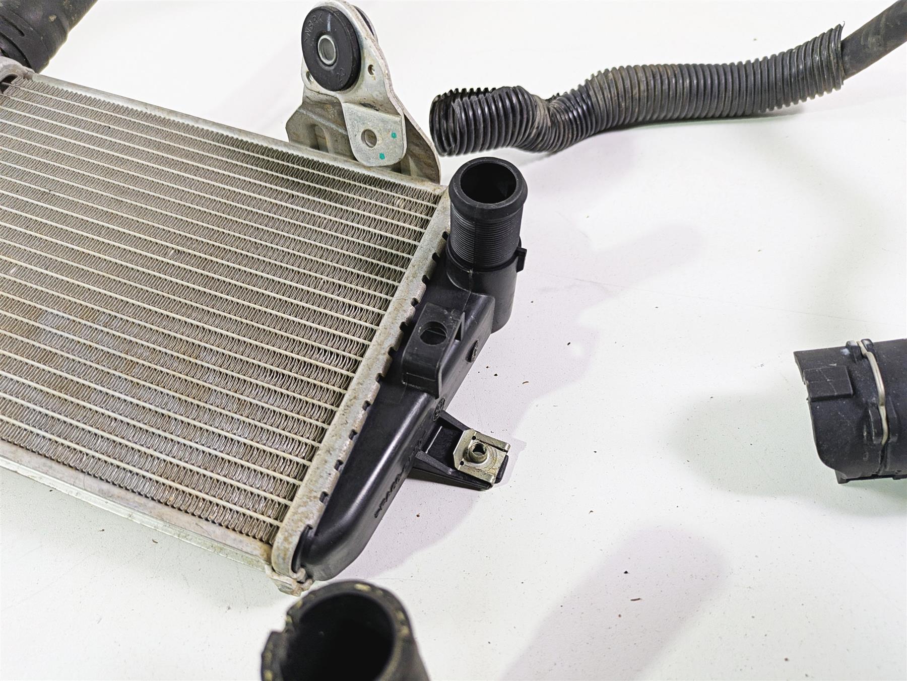 2017 BMW R1200 GS K50 Left Radiator + Thermostat & Cover Set 17118546408 {{ shop.shopifyCountryName }} - Mototech271