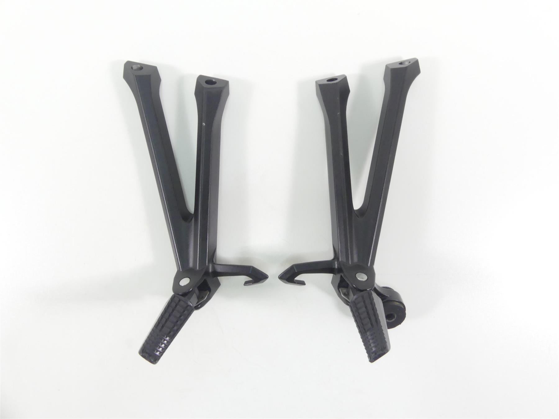 2022 Suzuki GSXR750 Rear Passenger Footpeg Foot Rest Set 43600-14J30 43700-14J30 {{ shop.shopifyCountryName }} - Mototech271