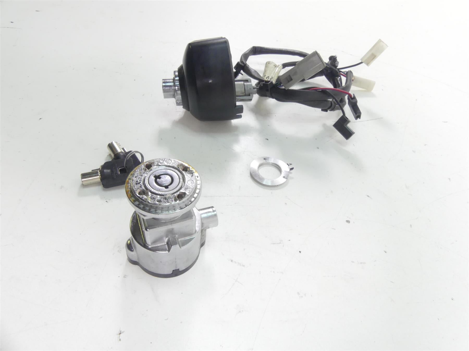 2016 Harley FXDL Dyna Low Rider Ignition Switch Steering Key Lock Set 71475-06B {{ shop.shopifyCountryName }} - Mototech271