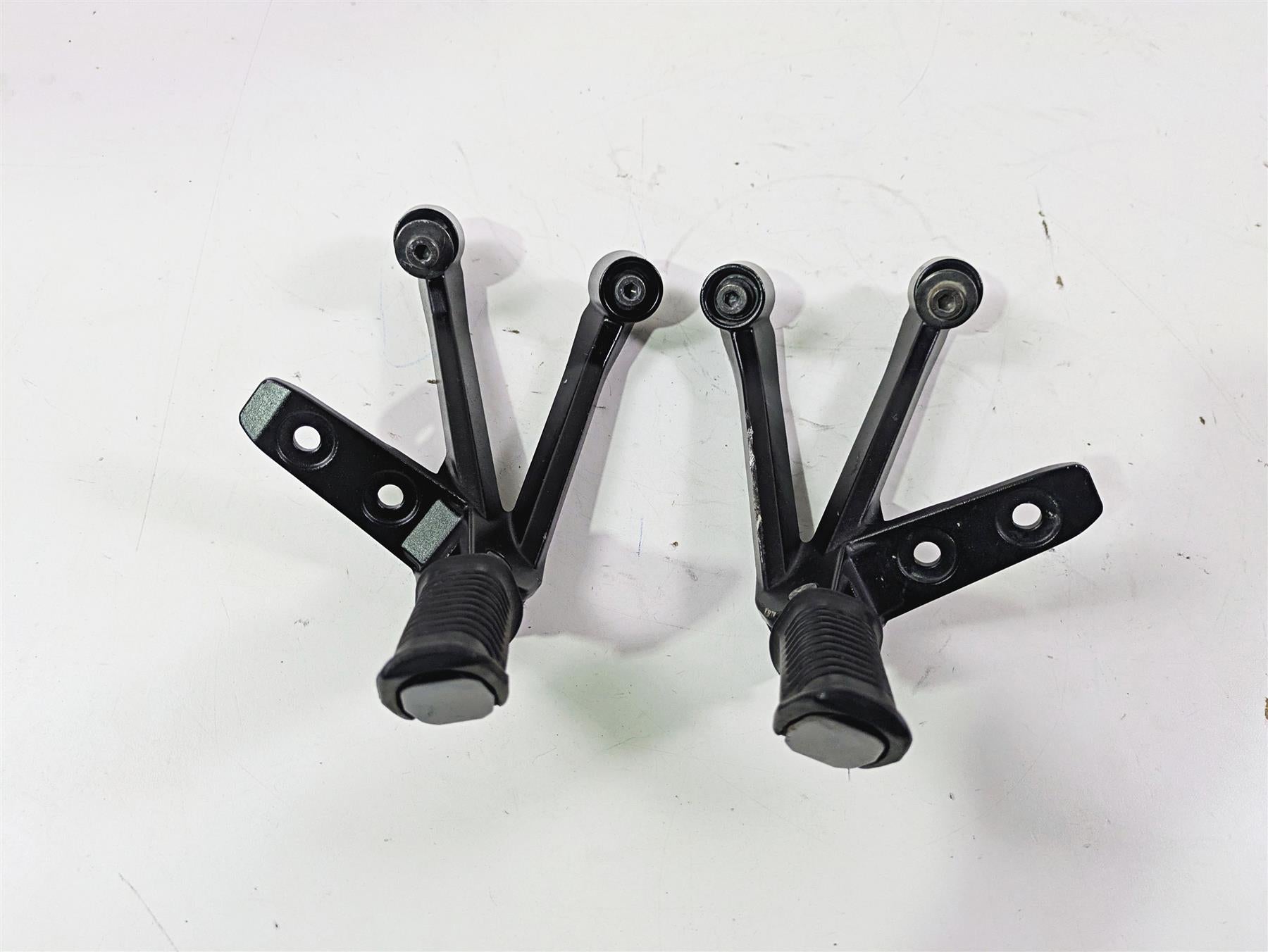 2020 Suzuki V-Strom 1050 XT Rear Passenger Footpeg Rest Set 43811-31J00-YAP