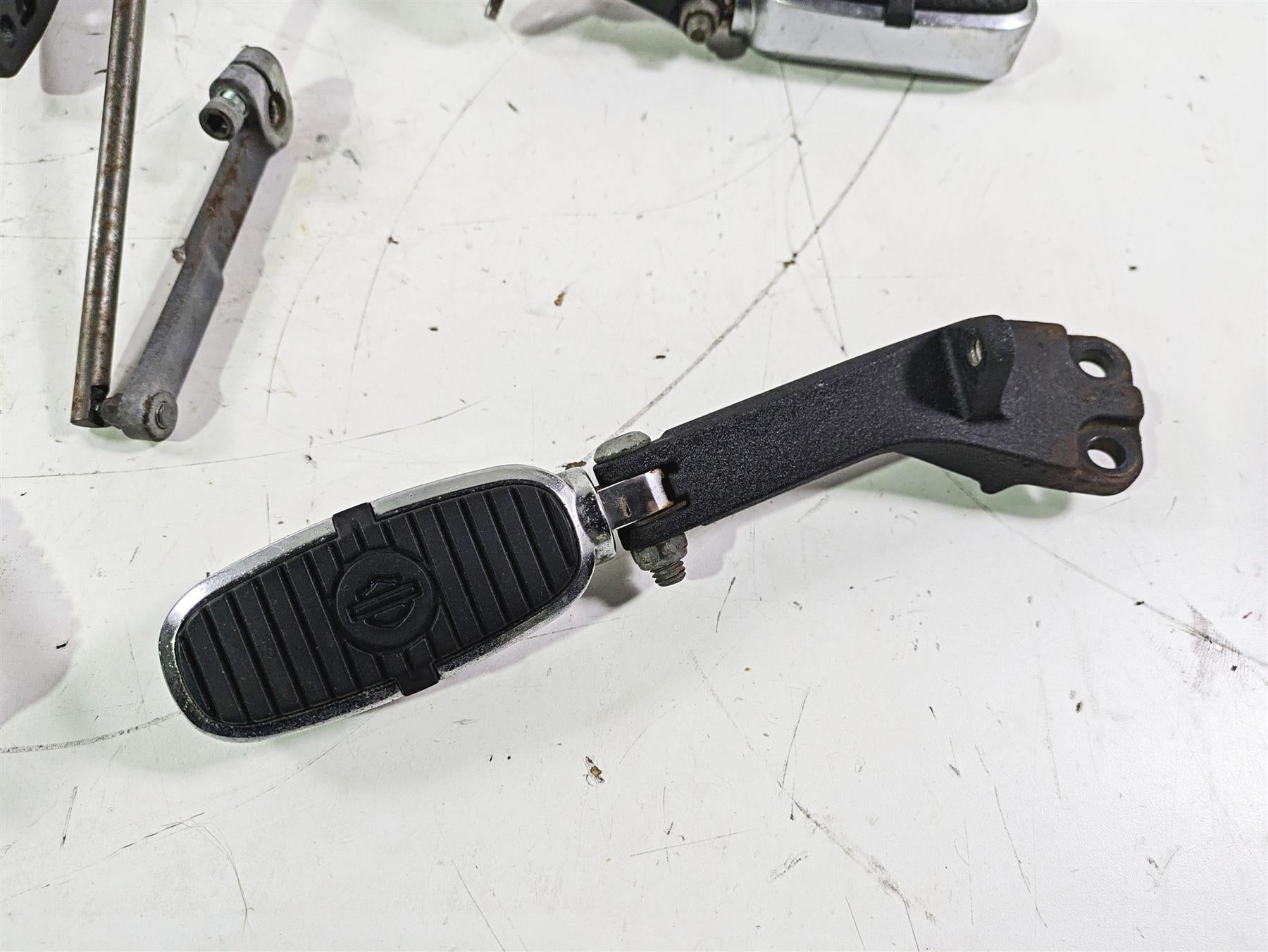 2007 Harley FXDWG Dyna Wide Glide Crested Footpeg Shift Brake Pedal Set 33693-03 {{ shop.shopifyCountryName }} - Mototech271