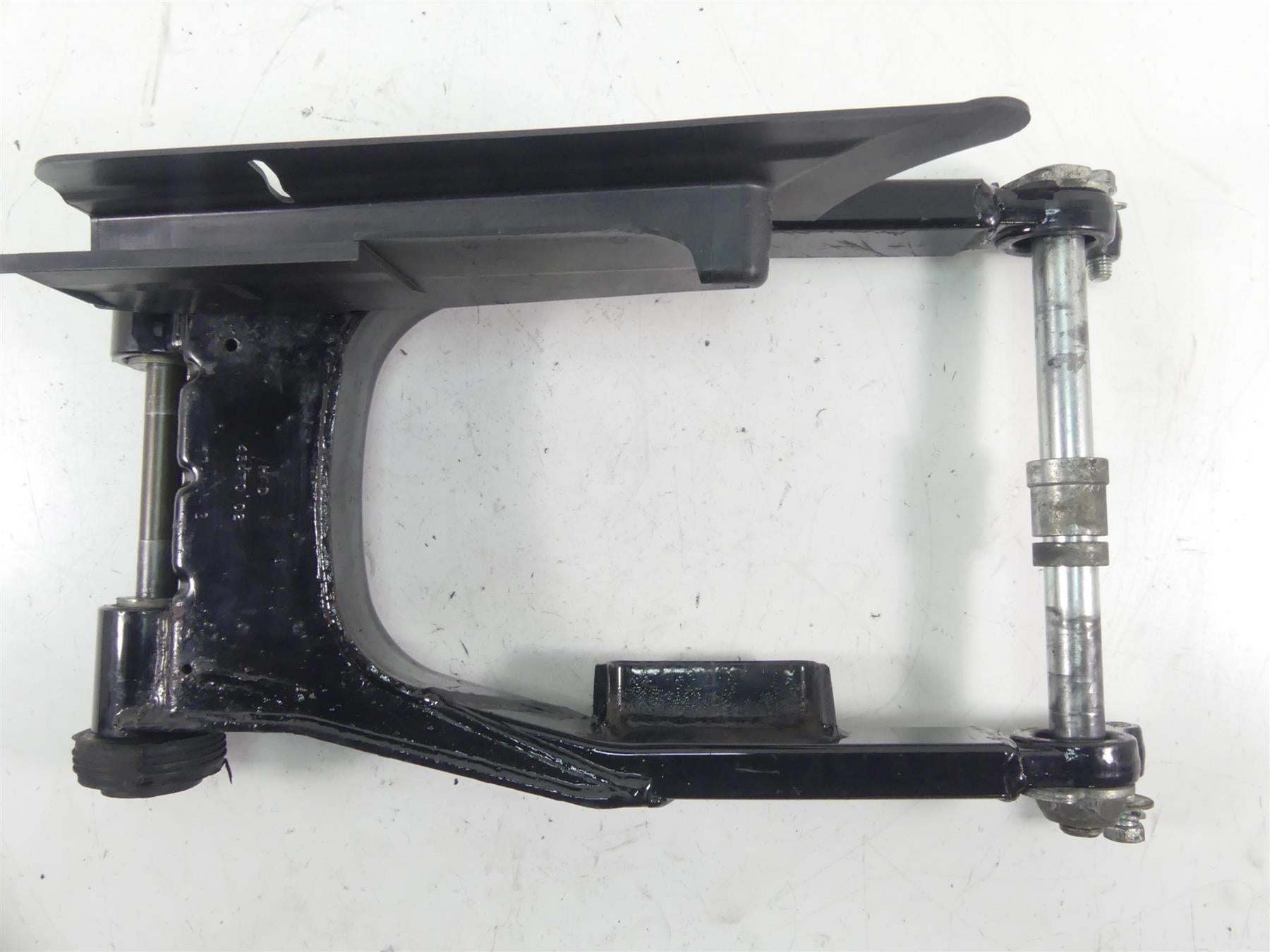 2005 Harley Touring CVO FLHTCSE Electra Glide Swingarm Swing Arm & Axle 47549-02 {{ shop.shopifyCountryName }} - Mototech271
