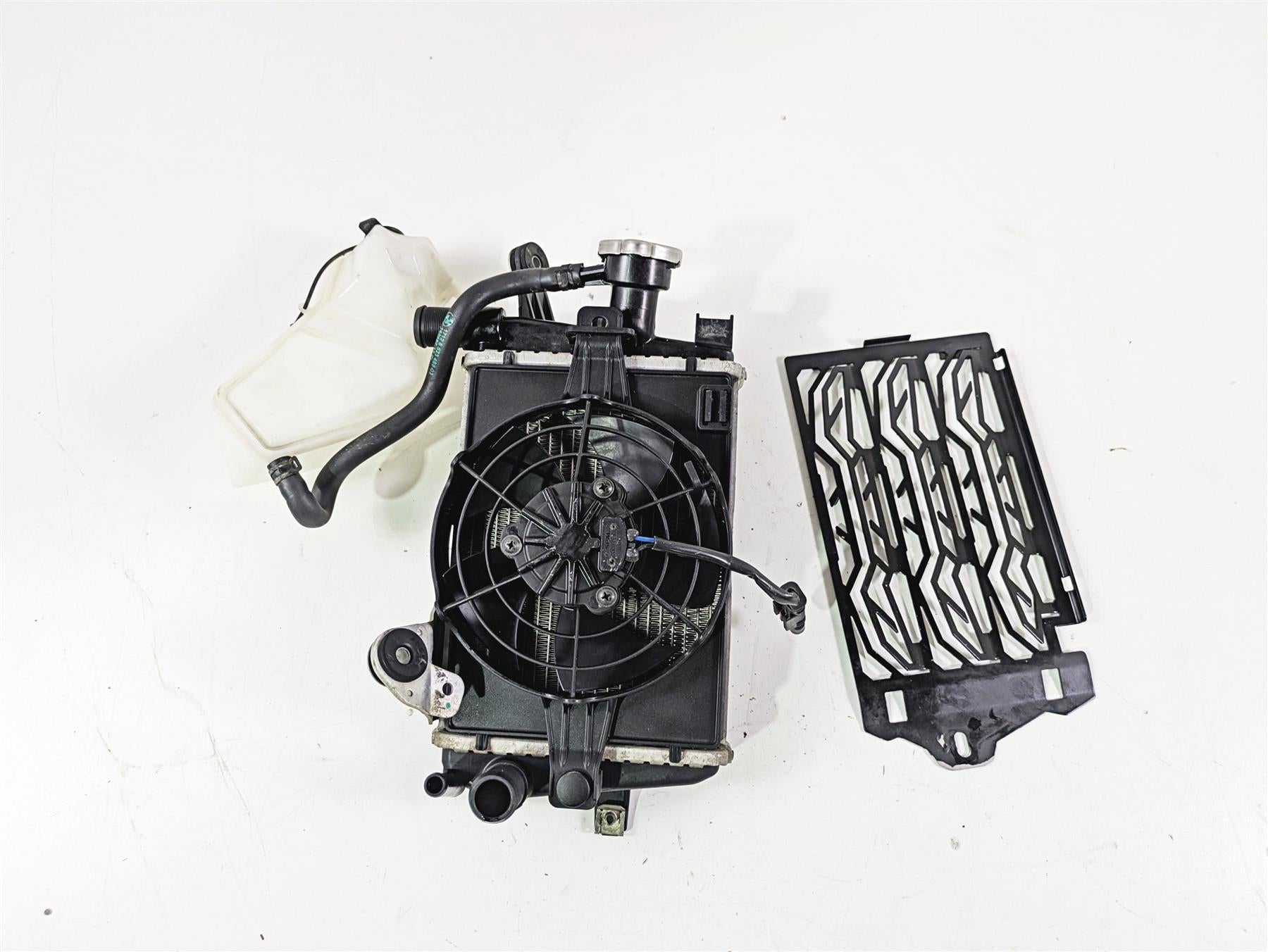 2015 BMW R1200 GS Adv K51 Right Radiator Fan Reservoir & Cover 17118546416