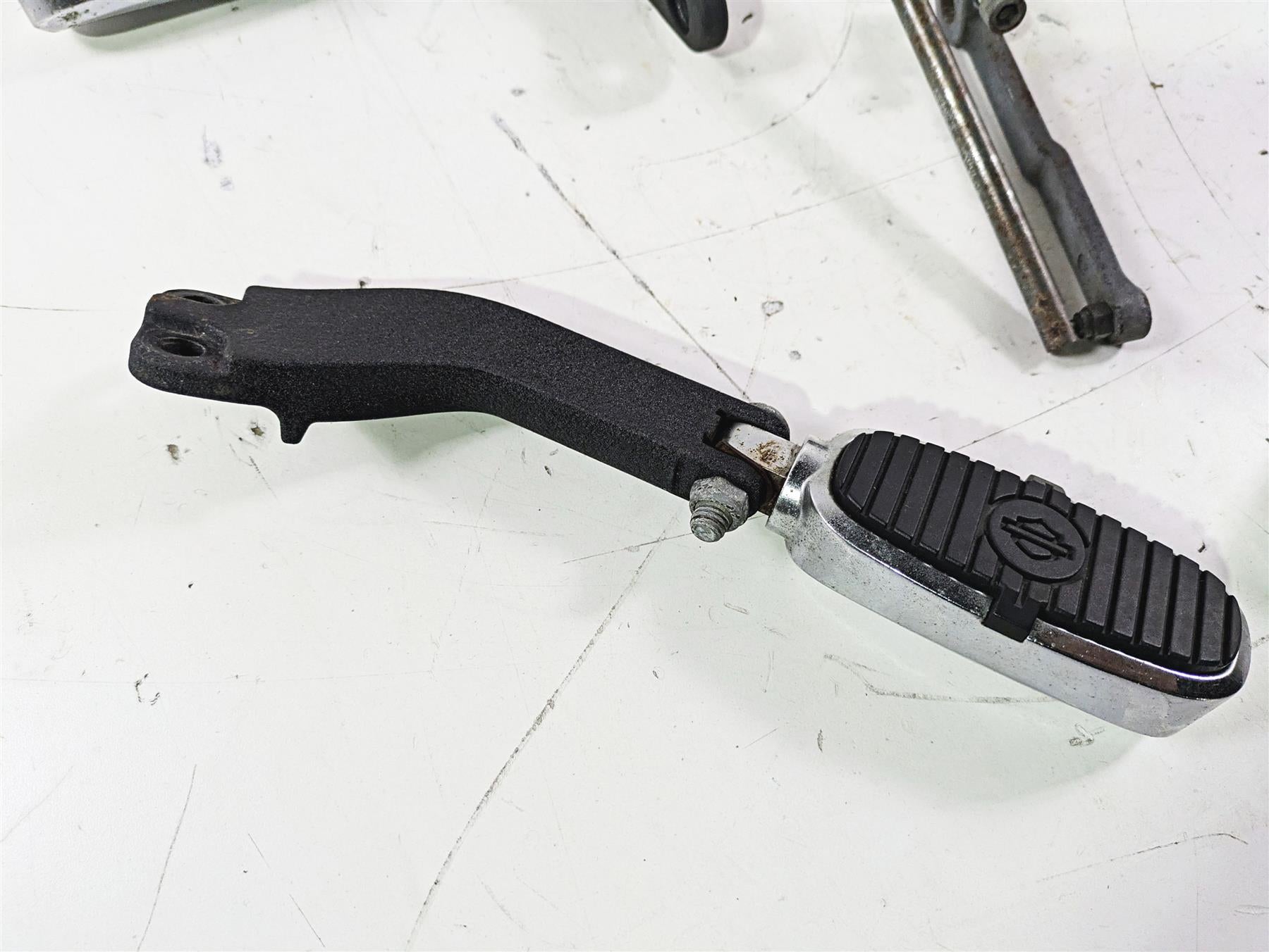 2007 Harley FXDWG Dyna Wide Glide Crested Footpeg Shift Brake Pedal Set 33693-03 {{ shop.shopifyCountryName }} - Mototech271