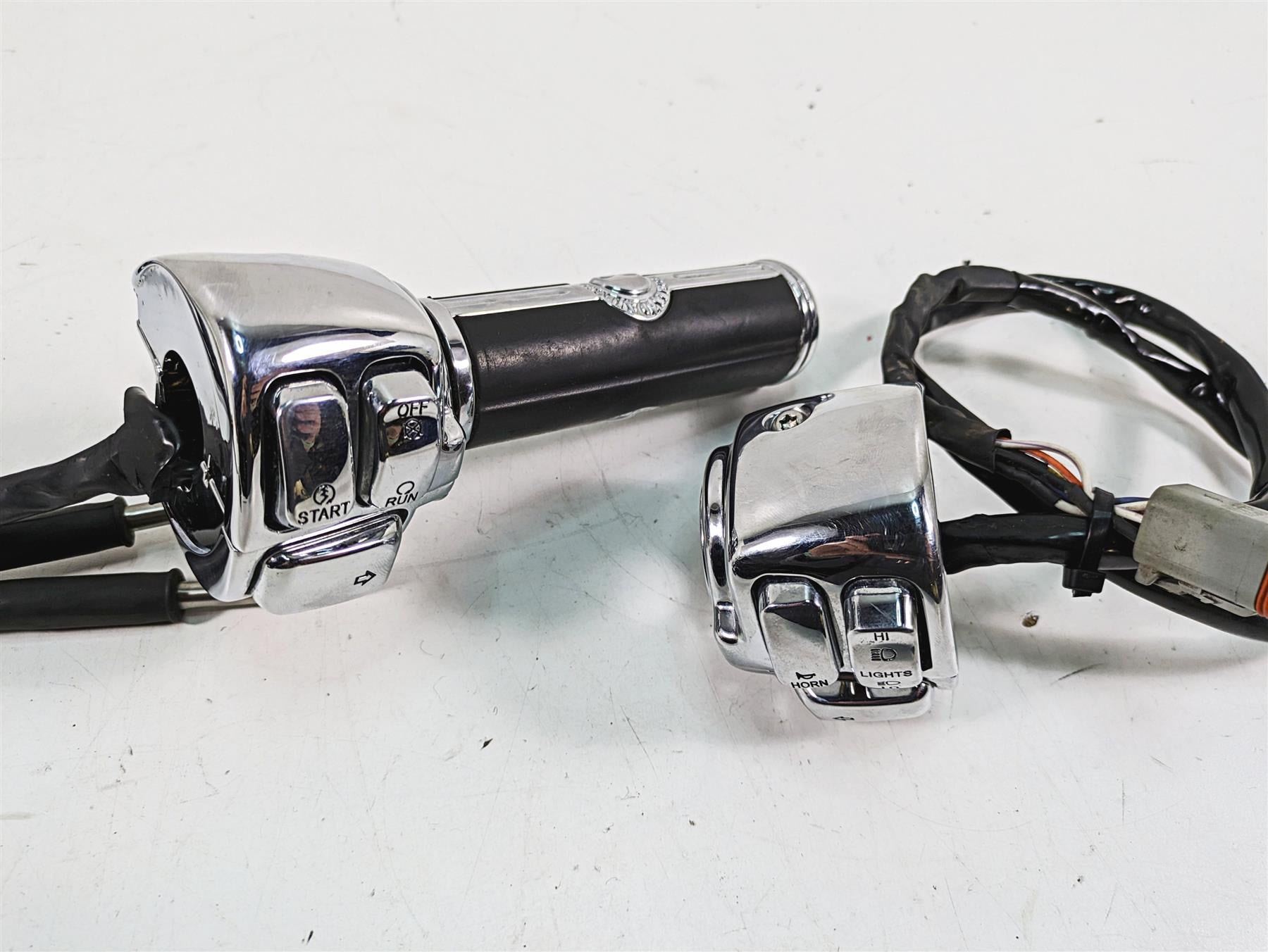 2006 Harley Softail FXSTSI Springer L+R Chrome Hand Control Switch Set 71682-06 {{ shop.shopifyCountryName }} - Mototech271
