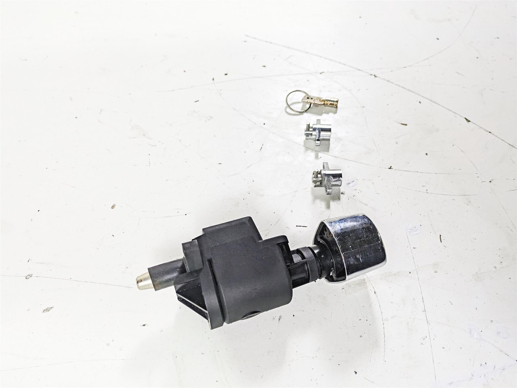 2007 Harley Touring FLHTCU SE CVO E-Glide Ignition Switch Key Lock Set 71572-06 {{ shop.shopifyCountryName }} - Mototech271