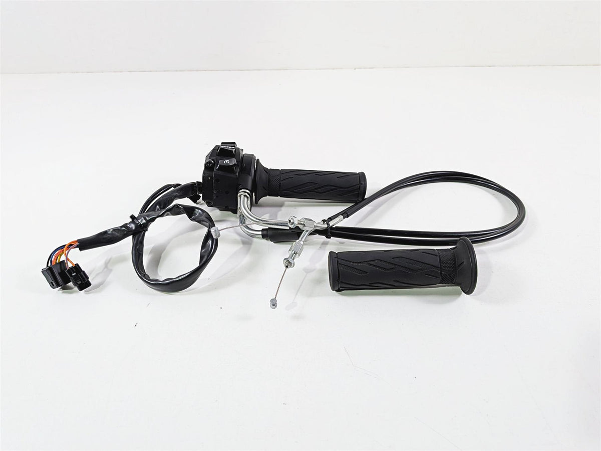 2024 Suzuki GSXR 600 Right Hand Control Switch & Throttle Grip 37200-47H30 {{ shop.shopifyCountryName }} - Mototech271