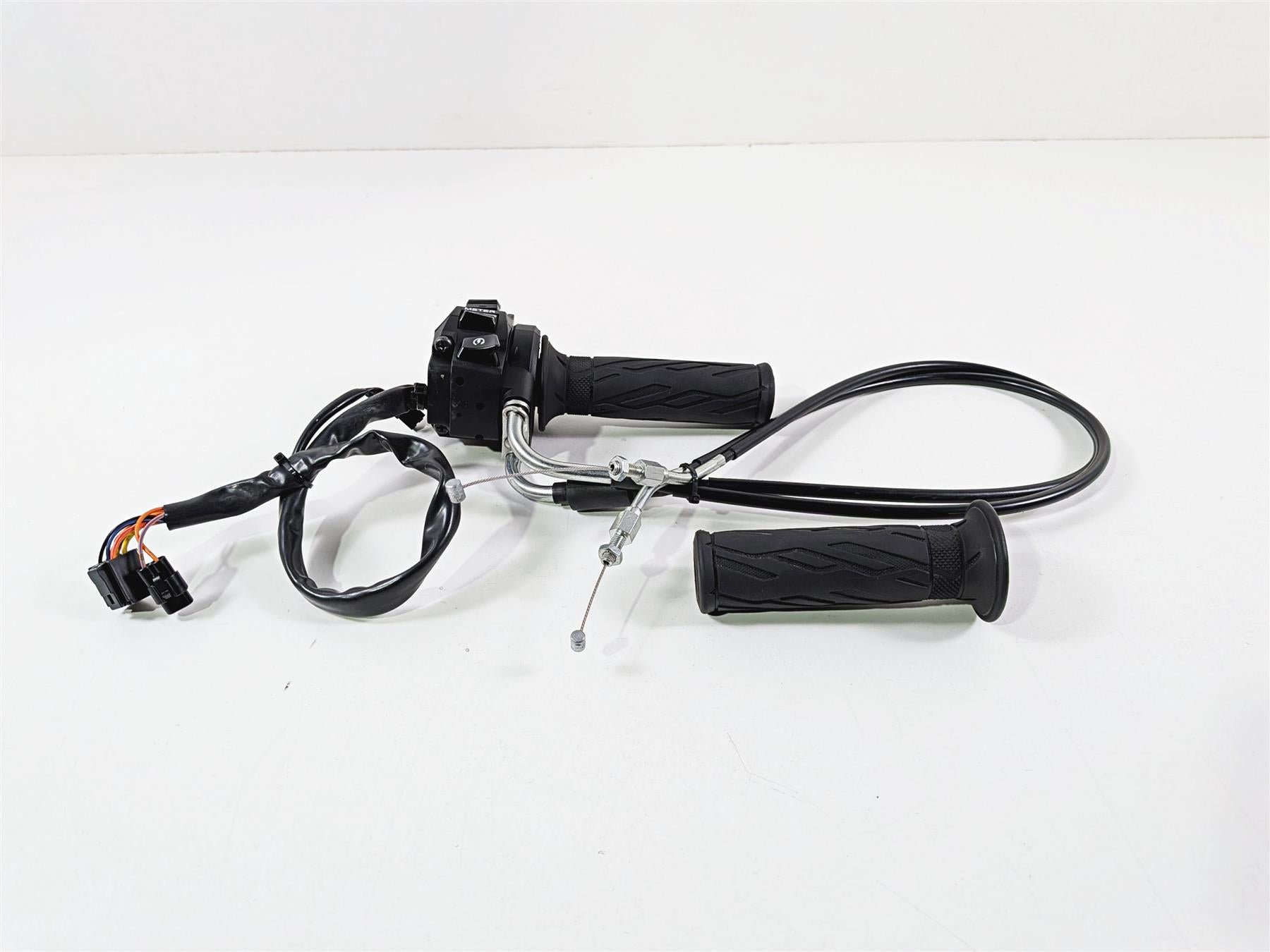 2024 Suzuki GSXR 600 Right Hand Control Switch & Throttle Grip 37200-47H30 {{ shop.shopifyCountryName }} - Mototech271