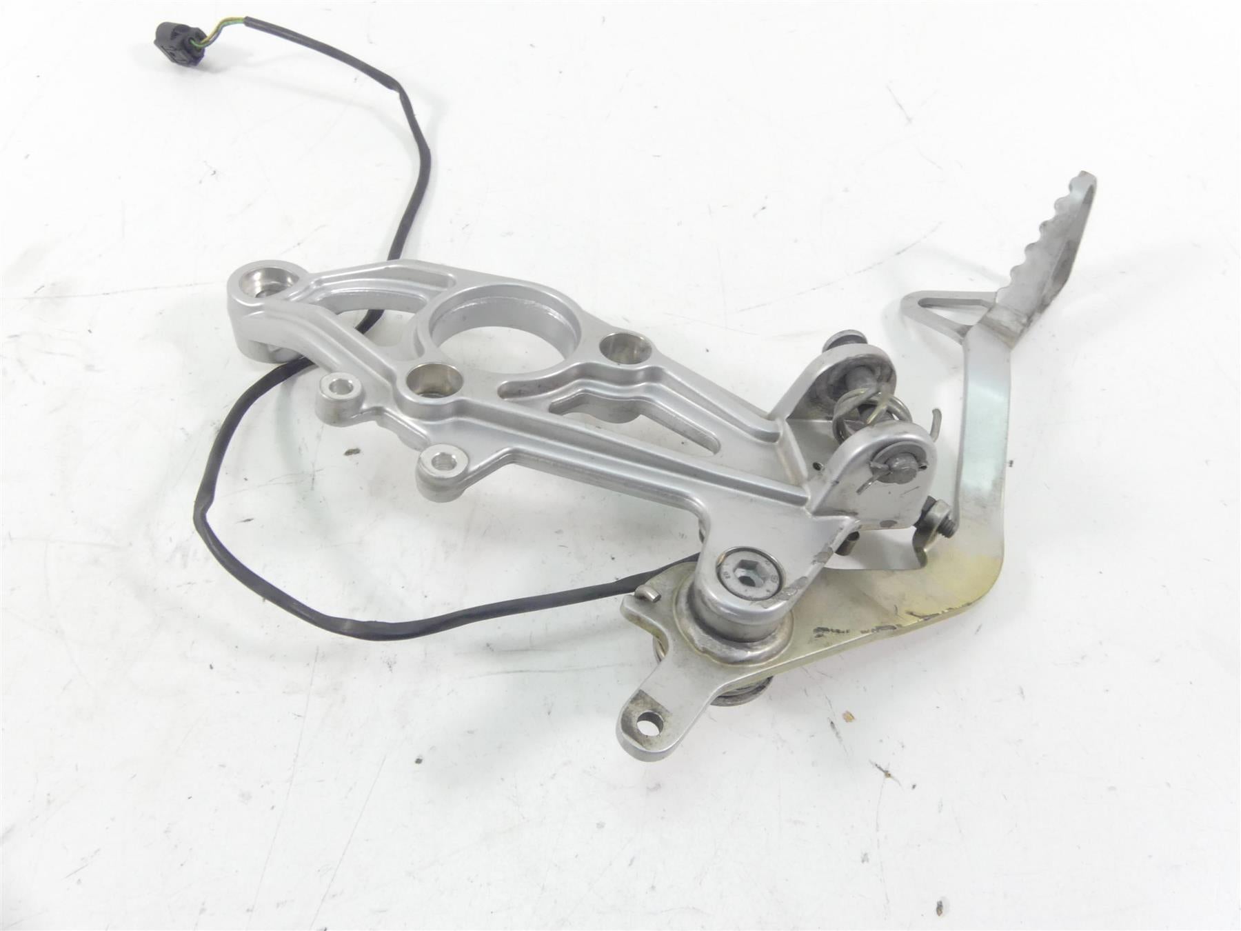 2003 BMW R1150 GS R21 Right Front Rider Footpeg Mount & Brake Pedal 46712335598 {{ shop.shopifyCountryName }} - Mototech271