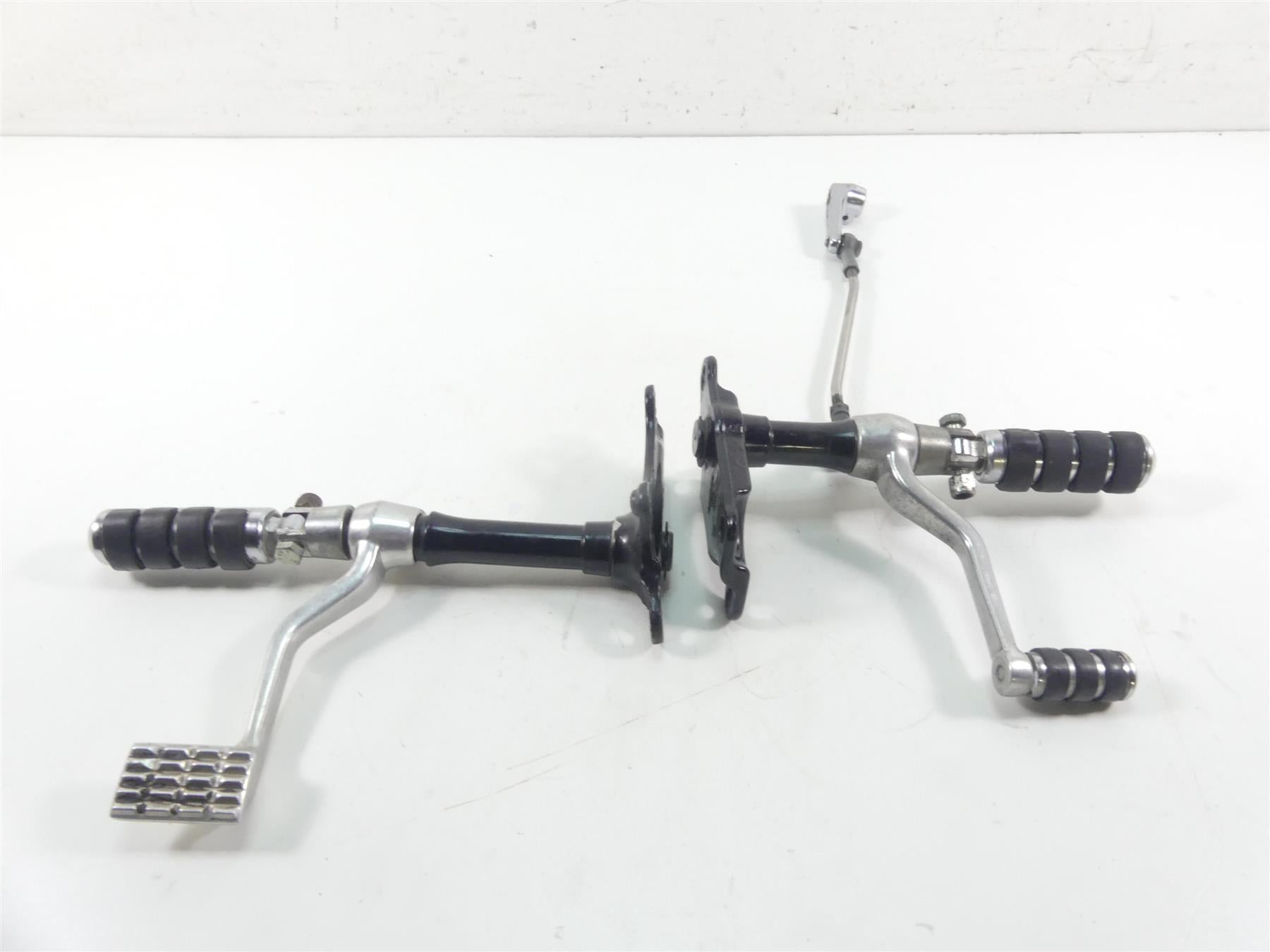 2003 Harley Sportster XL1200 C 100th Anniv Front Footpeg & Pedal Set 50951-90 {{ shop.shopifyCountryName }} - Mototech271