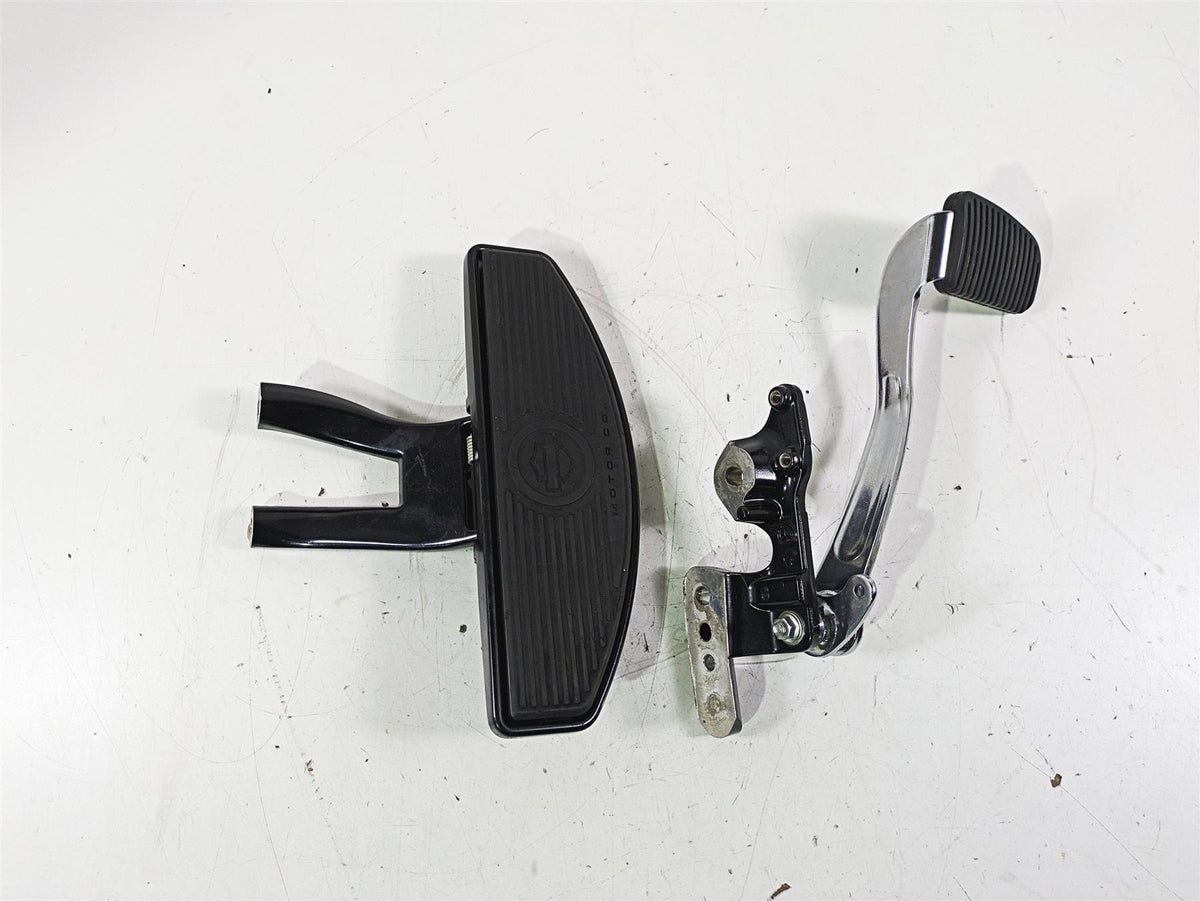 2021 Harley Softail FLSL Slim Right Floorboard & Brake Pedal 50500737 50600202 {{ shop.shopifyCountryName }} - Mototech271