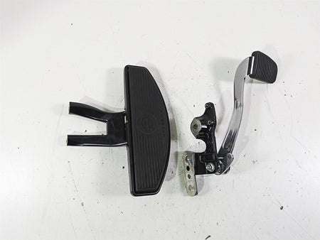 2021 Harley Softail FLSL Slim Right Floorboard & Brake Pedal 50500737 50600202 {{ shop.shopifyCountryName }} - Mototech271