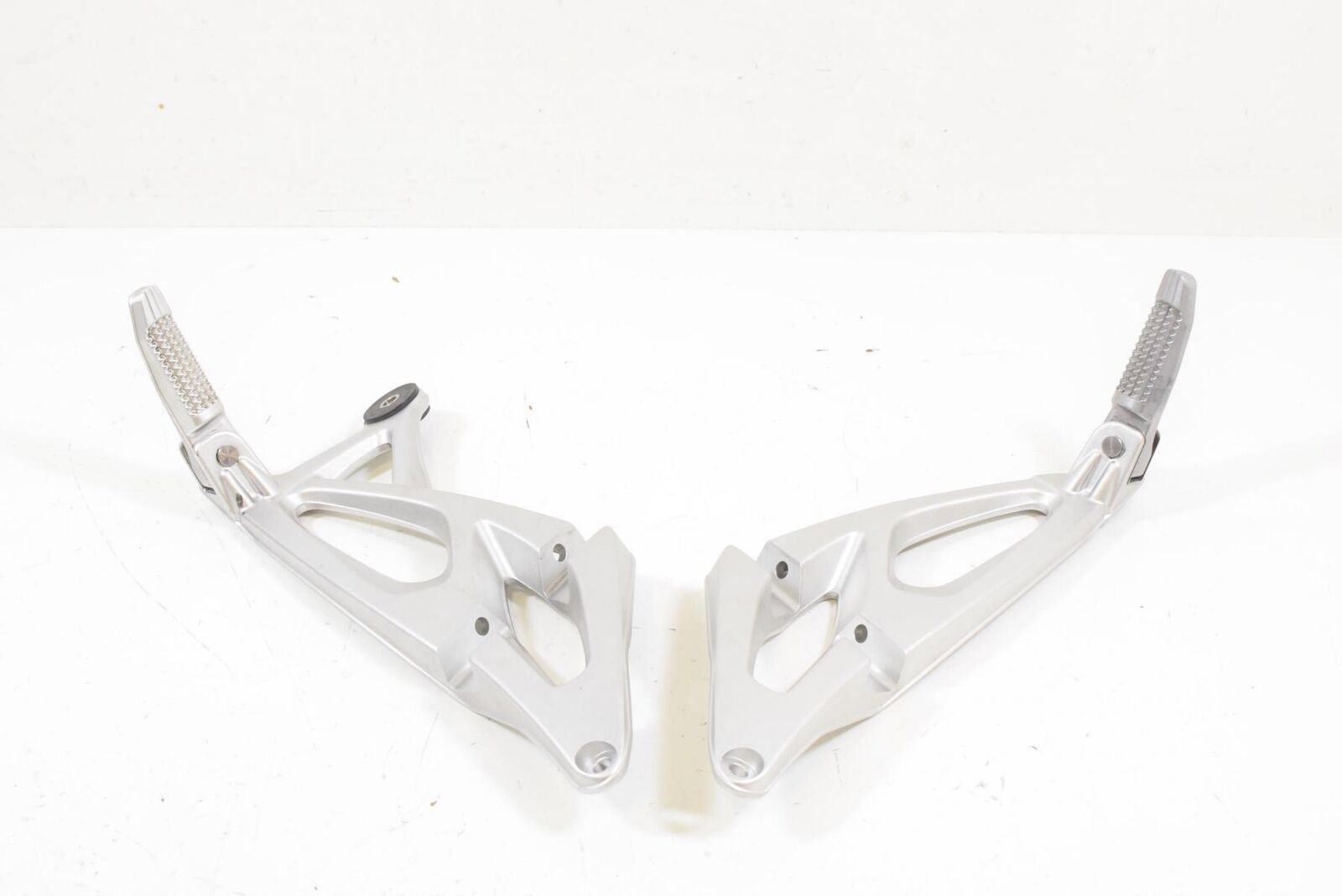 08 BMW K1200R K1200 R Sport K43 Passenger Footpeg Foot Peg Rest 46717660170 {{ shop.shopifyCountryName }} - Mototech271