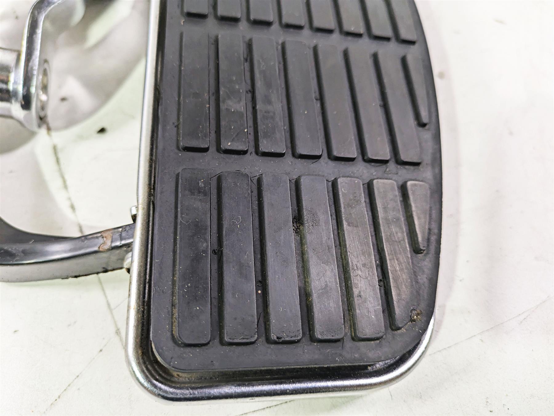 2004 Harley Softail FLSTF Fat Boy Right Floorboard Brake Pedal Set 50600026 {{ shop.shopifyCountryName }} - Mototech271