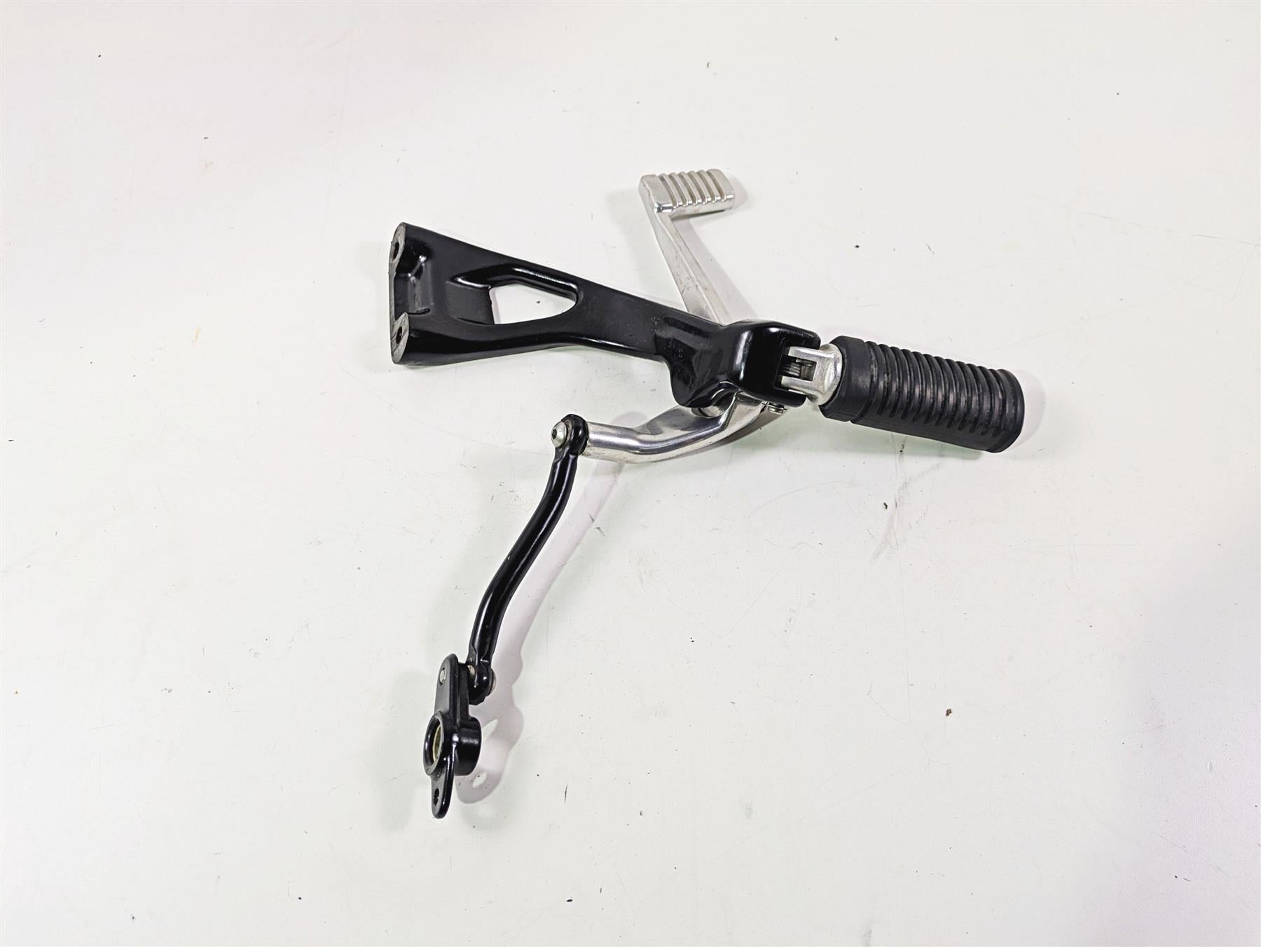 2020 Harley Softail FXST Standard Right Footpeg & Brake Pedal 50600288 50600310 {{ shop.shopifyCountryName }} - Mototech271