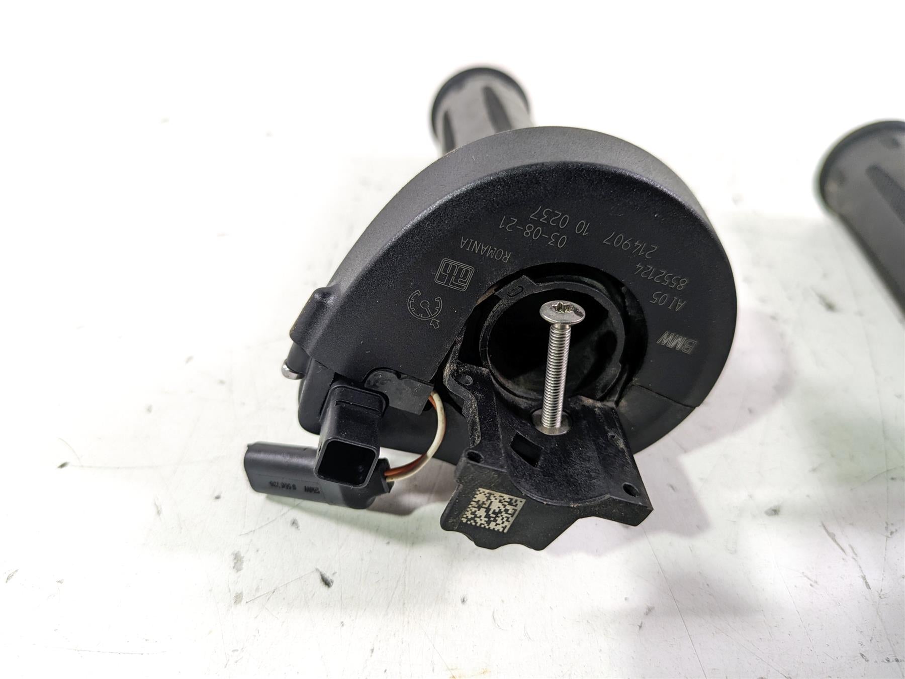 2022 BMW R1250 RT K052 Left Right Heated Hand Grip Set 61318549455 61318552124 {{ shop.shopifyCountryName }} - Mototech271