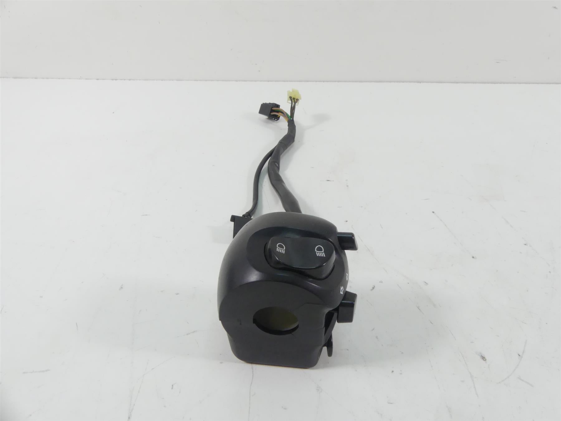 2013 Yamaha VMX17 V-Max 1700 Left Blinker Lights Control Switch 2S3-83972-00-00 {{ shop.shopifyCountryName }} - Mototech271