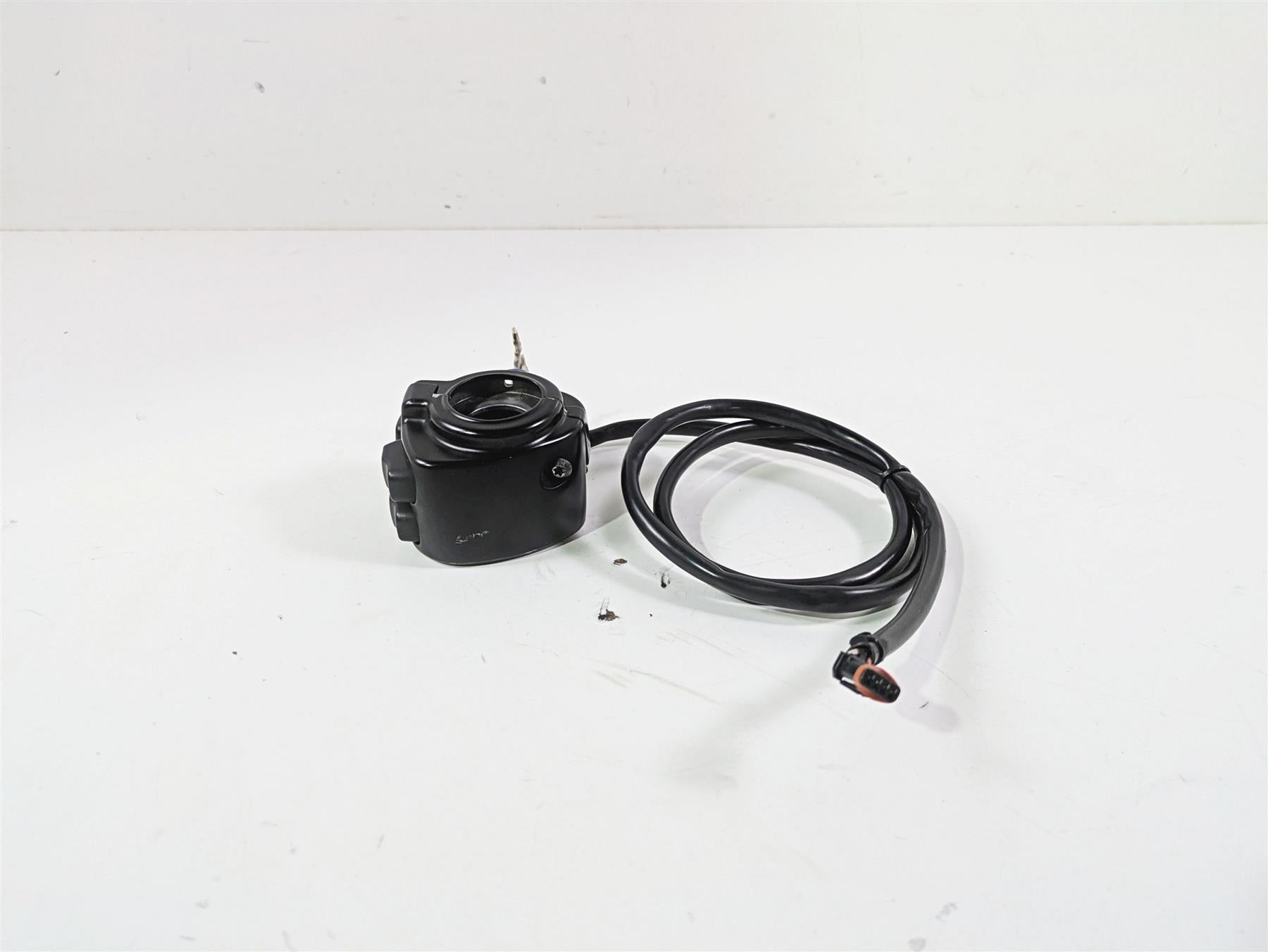 2016 Harley FXDF Dyna Fat Bob Left Blinker Control Switch - Read 71500372A {{ shop.shopifyCountryName }} - Mototech271