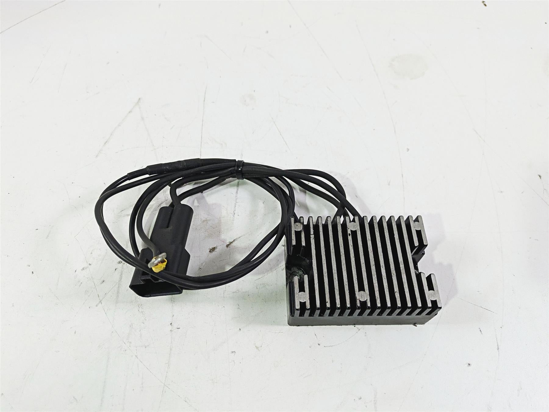 2002 Harley Dyna FXDL Low Rider Rectifier Voltage Regulator 74518-99A {{ shop.shopifyCountryName }} - Mototech271