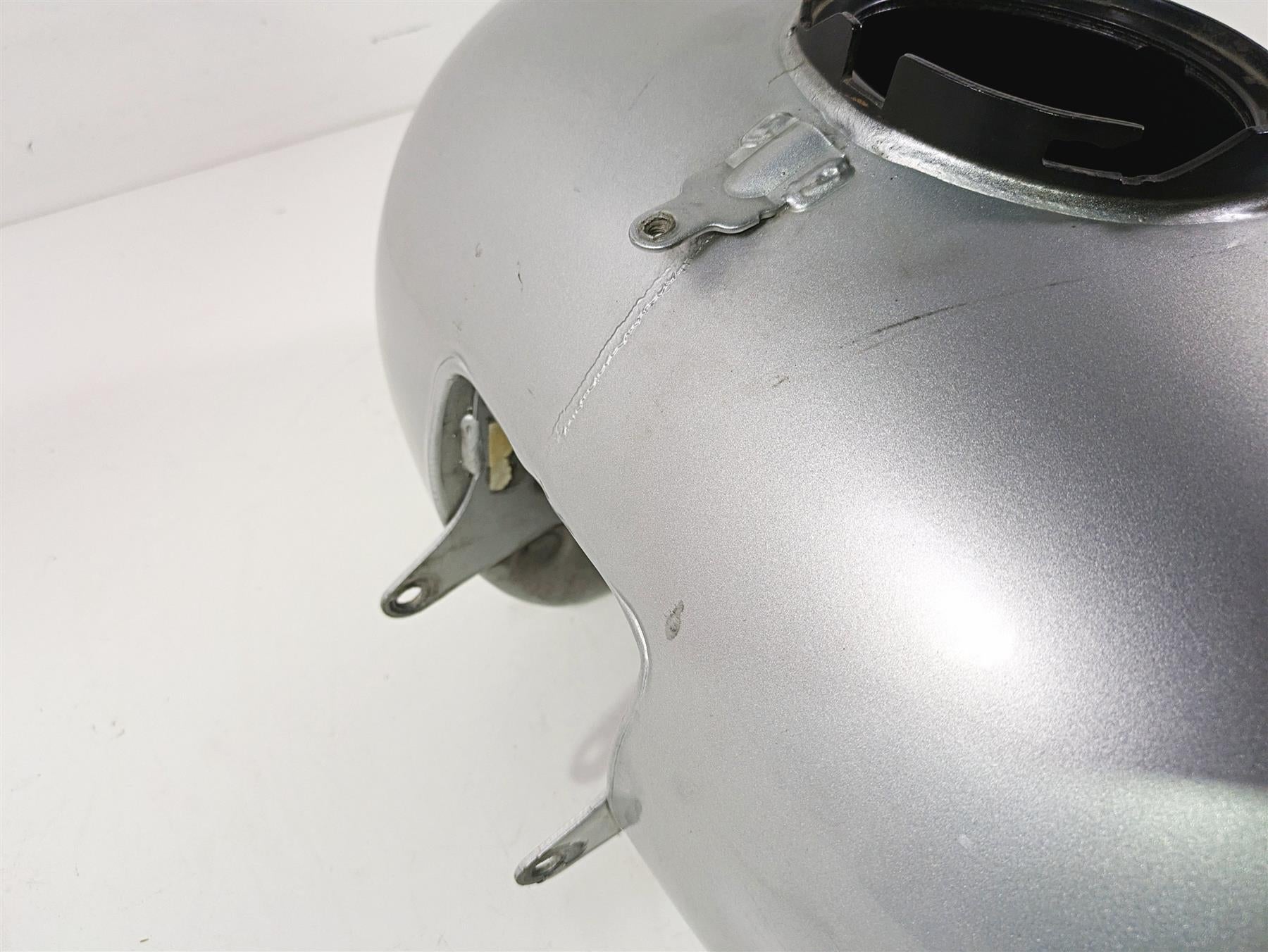 2010 Harley Touring FLHX Street Glide Silver Fuel Gas Petrol Tank 61356-08 {{ shop.shopifyCountryName }} - Mototech271