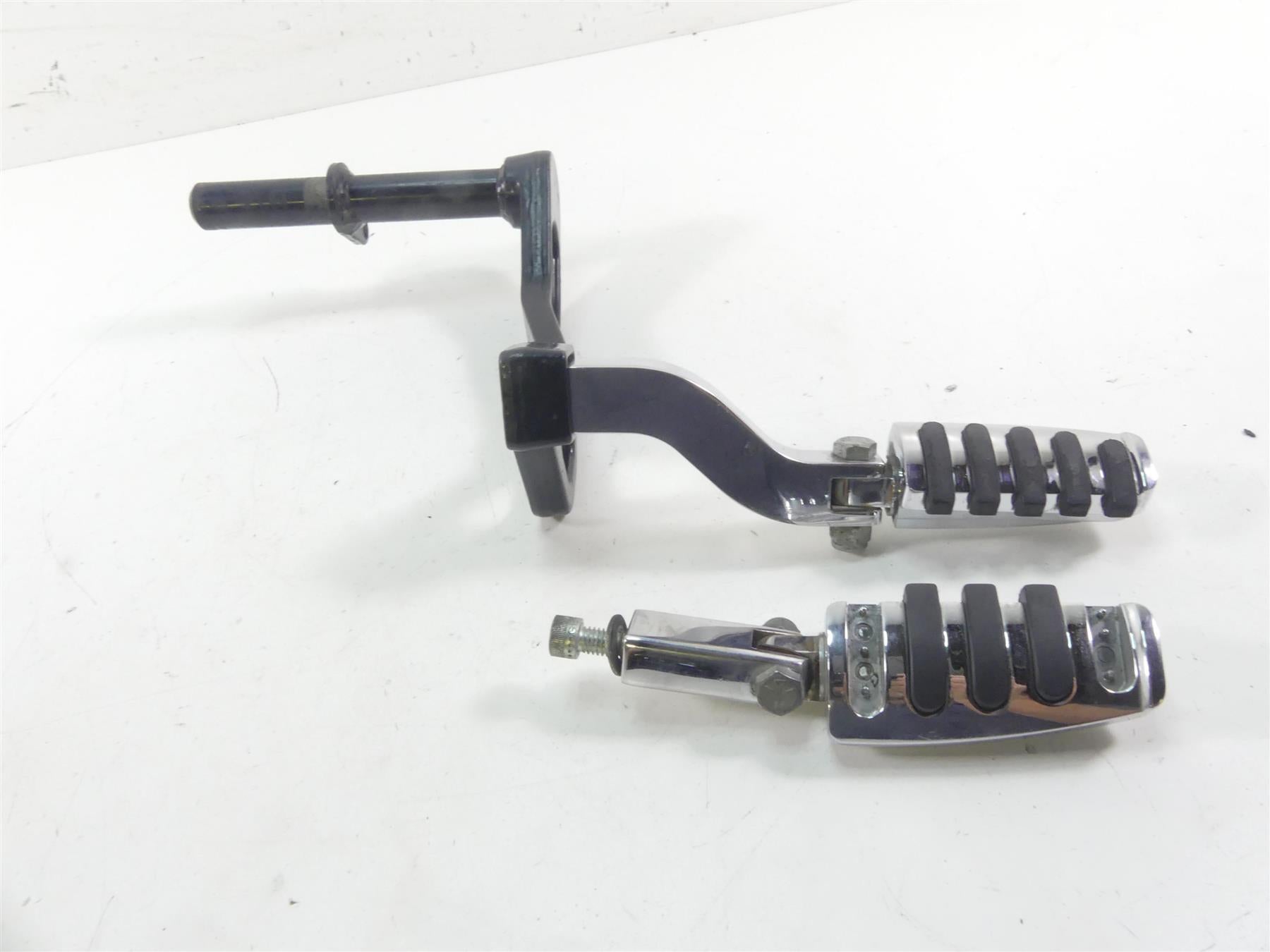 2004 Harley FXDWGI Dyna Wide Glide Rear Footpeg & Mounting Arm Set 52740-02