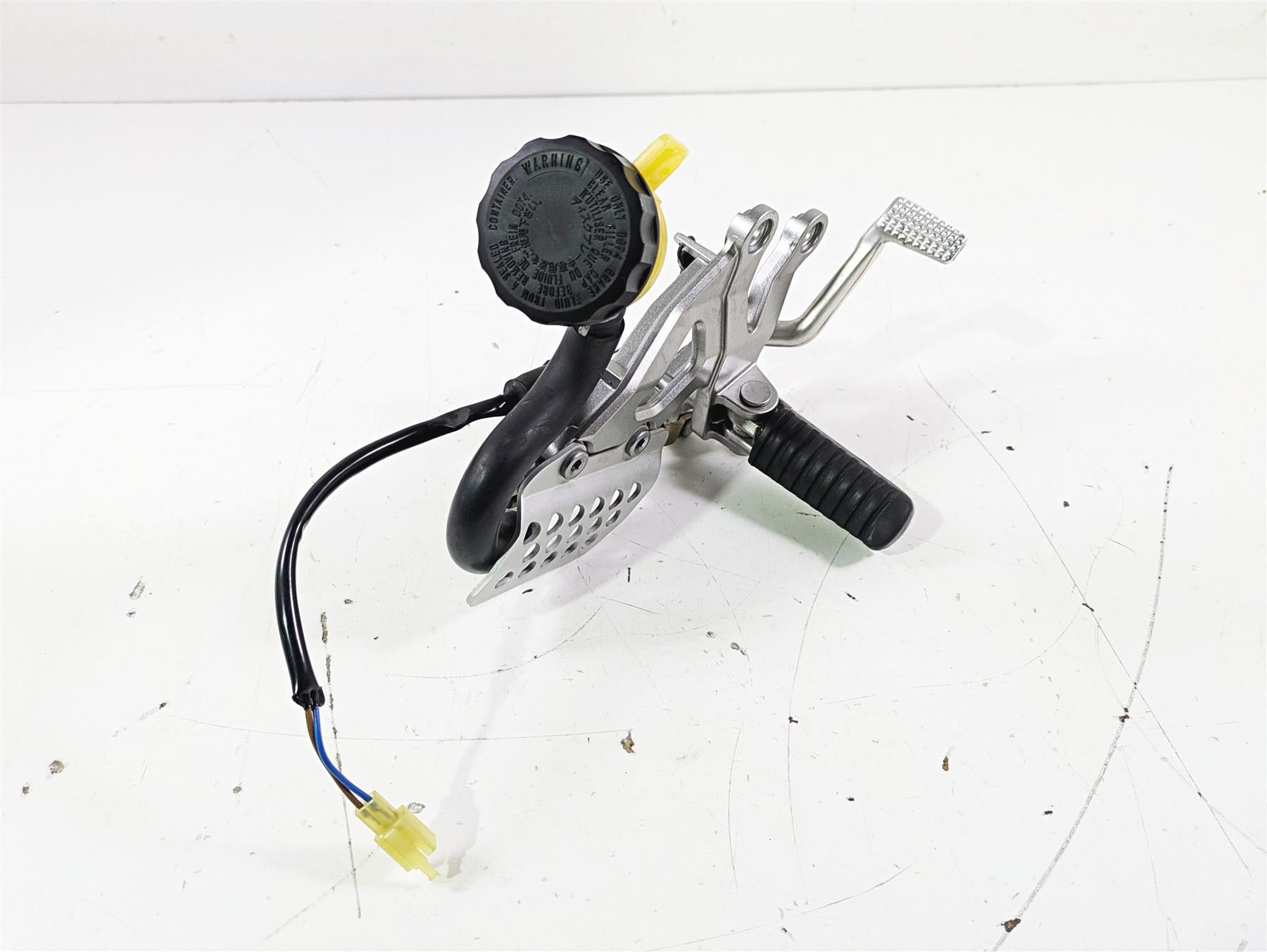 2005 Kawasaki ZX12R Ninja Right Footpeg & Brake Master Cylinder 35063-0069-458 {{ shop.shopifyCountryName }} - Mototech271