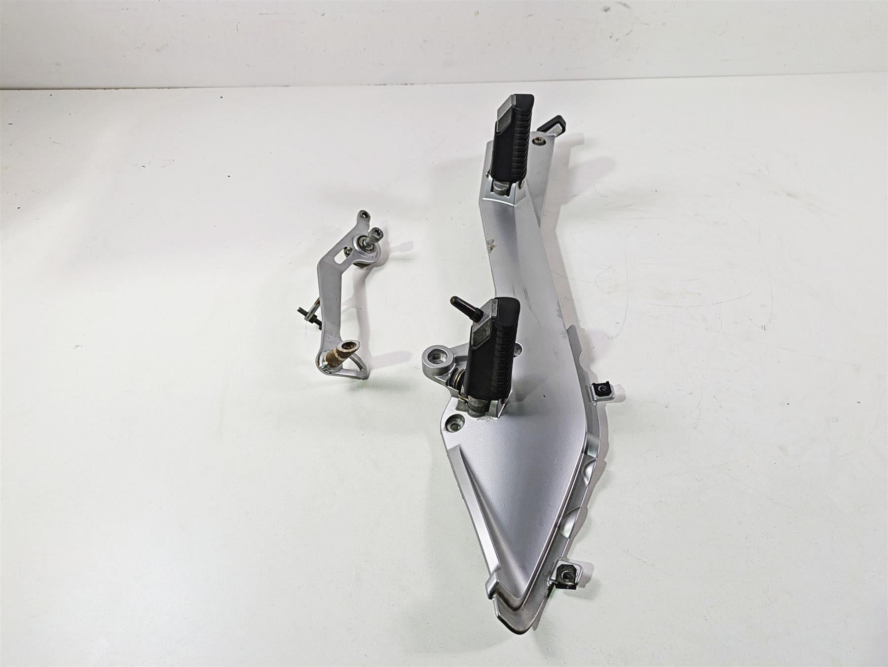 2010 BMW R1200RT K26 Right Foot Pegs Bracket & Brake Pedal Lever 46717675290 {{ shop.shopifyCountryName }} - Mototech271