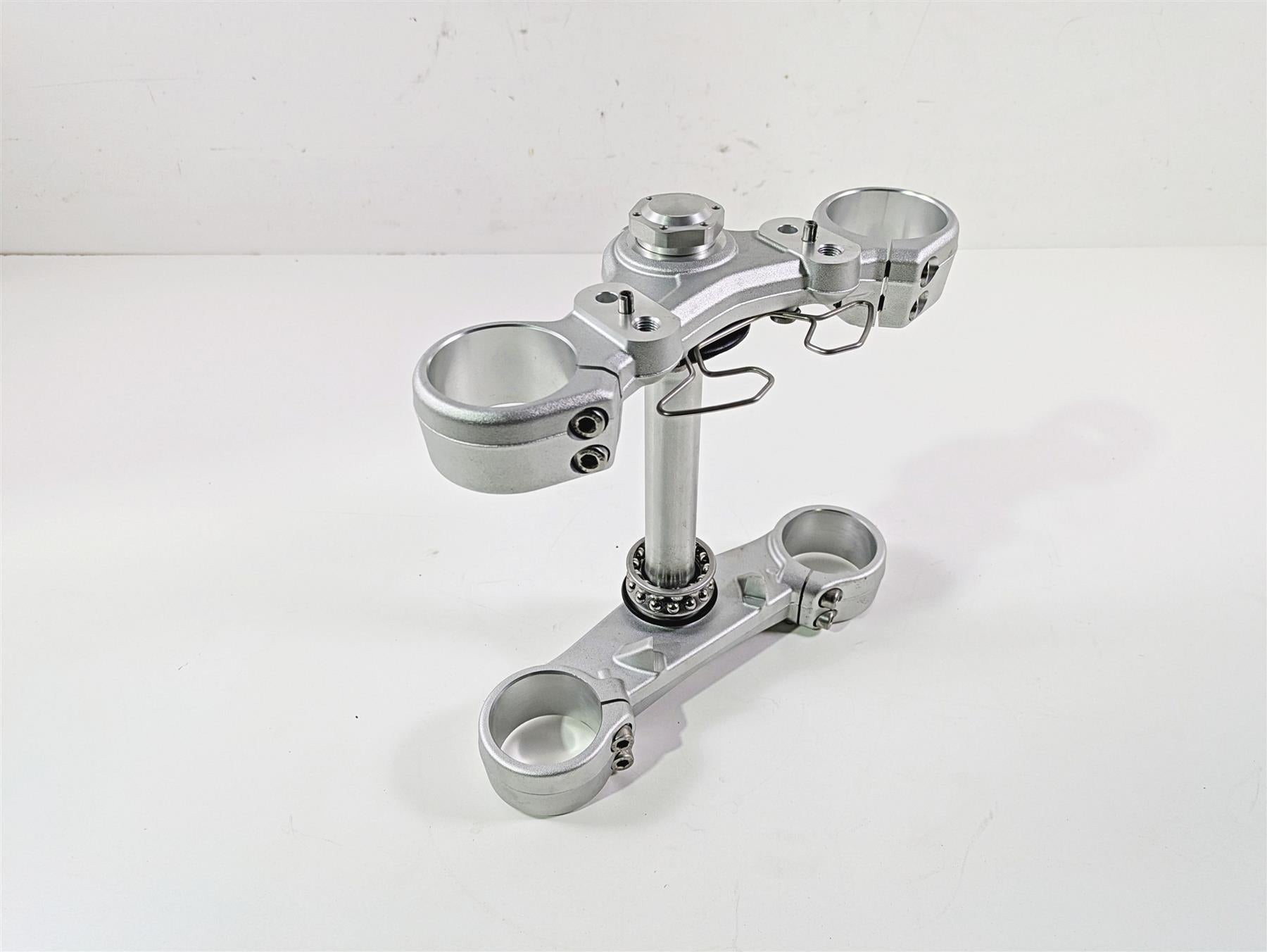 2024 Triumph Tiger 900 GT Lower Upper Triple Tree Steering Clamp Stem T2042968 {{ shop.shopifyCountryName }} - Mototech271