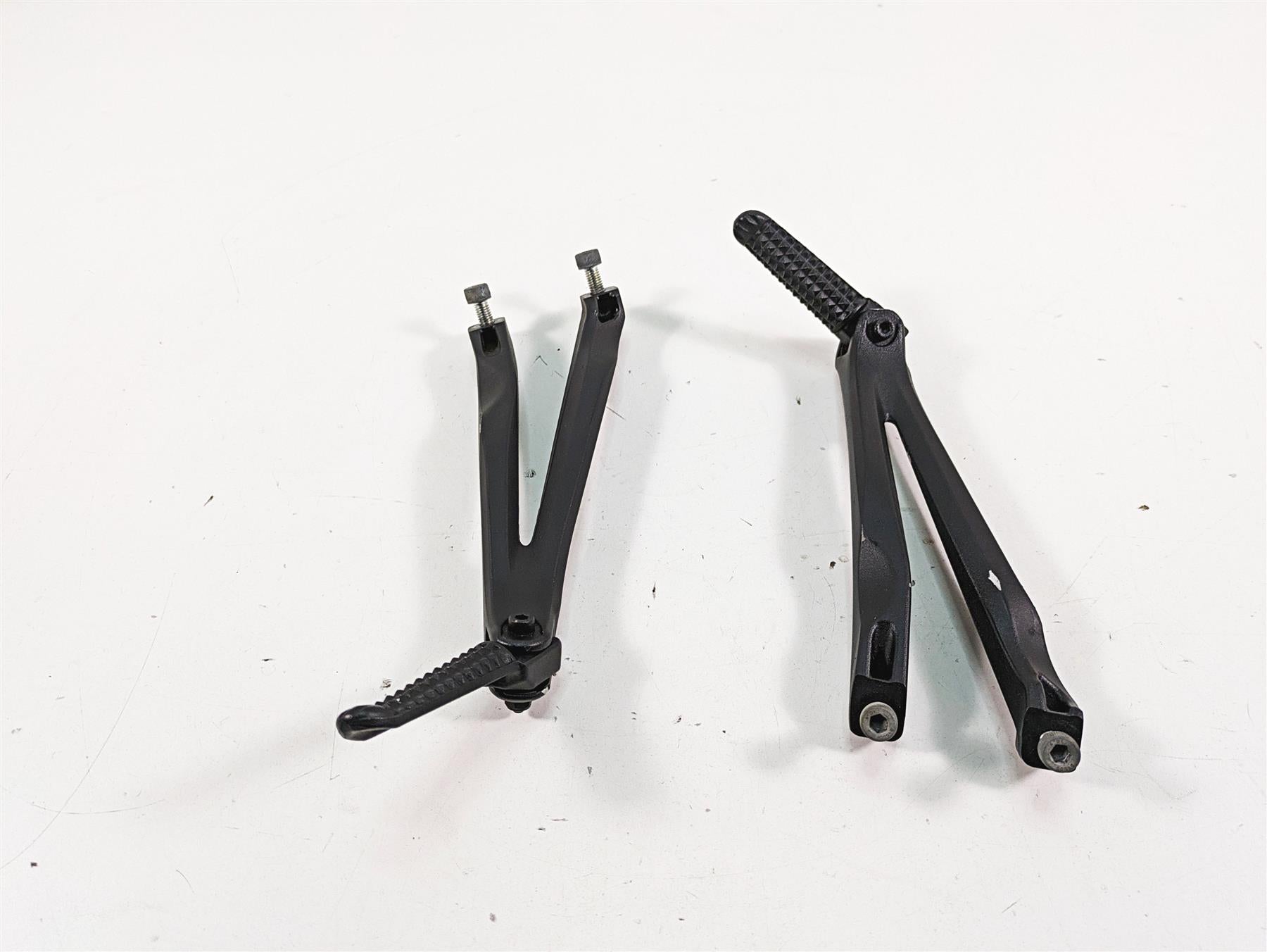 2007 Yamaha R1 YZFR1 Passenger Footpeg Rest Set -Rash 5VY-2741L-00 5VY-2742L-00 {{ shop.shopifyCountryName }} - Mototech271