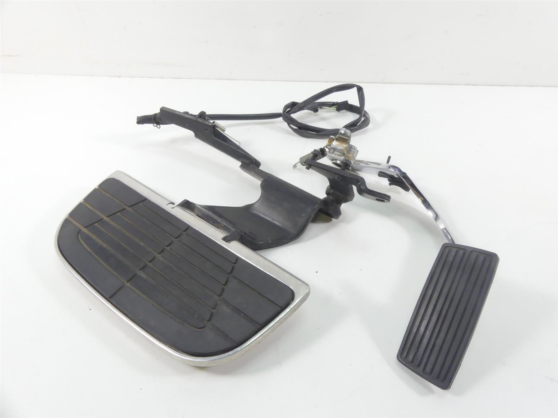 2007 Honda VTX1800 T1 Right Front Floor Board & Brake Pedal Set 50615-MCV-000 {{ shop.shopifyCountryName }} - Mototech271