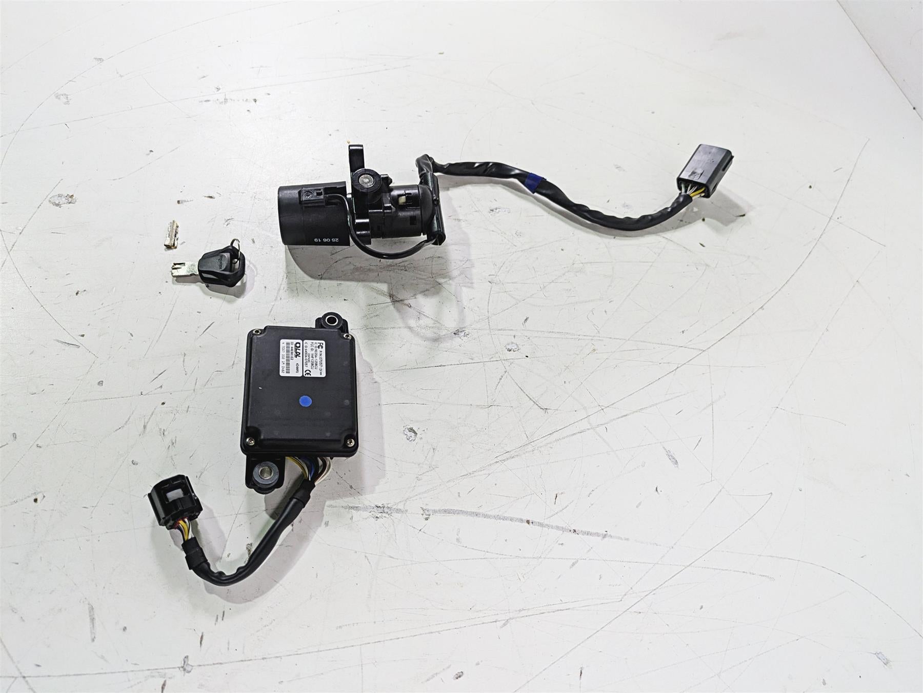 2020 Triumph Daytona 765 Moto2 Ignition Switch Key Immobilizer Set T2508501 {{ shop.shopifyCountryName }} - Mototech271