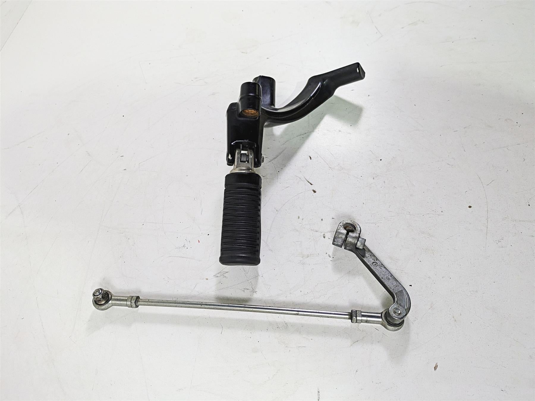 2018 Harley FXBR Softail Breakout Left Footpeg + Mount & Shift Parts 33600134 {{ shop.shopifyCountryName }} - Mototech271