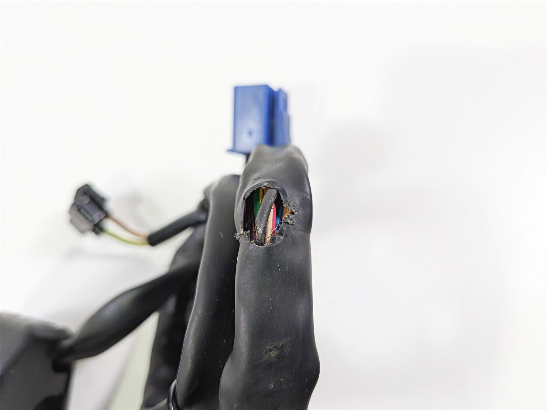 2008 Yamaha YZF R1 RN19 Right Hand Control Switch Start Stop 4C8-83975-00-00 {{ shop.shopifyCountryName }} - Mototech271