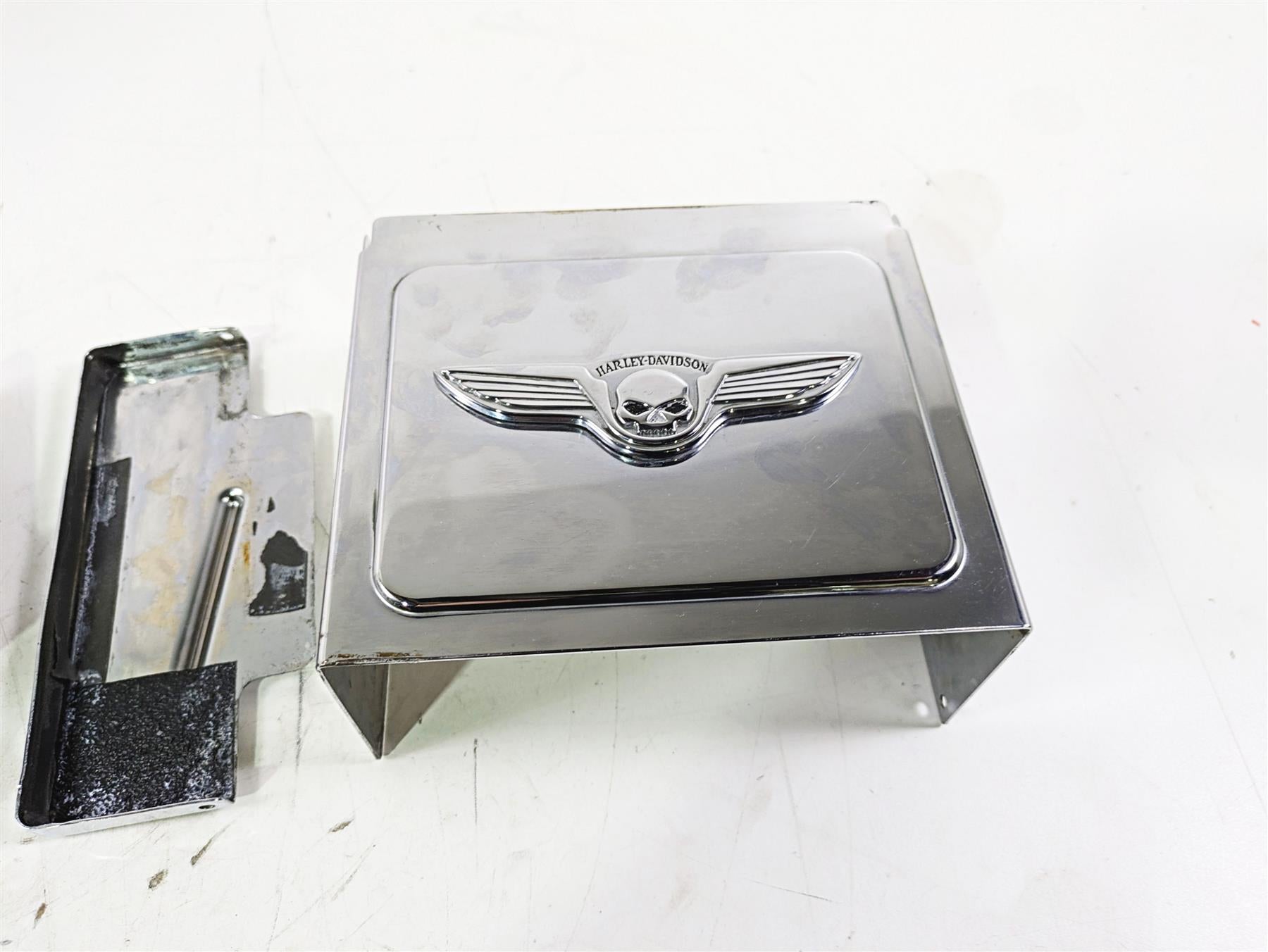 2002 Harley Dyna FXDL Low Rider Battery Tray Box & Skull Chrome Cover 66375-97 {{ shop.shopifyCountryName }} - Mototech271