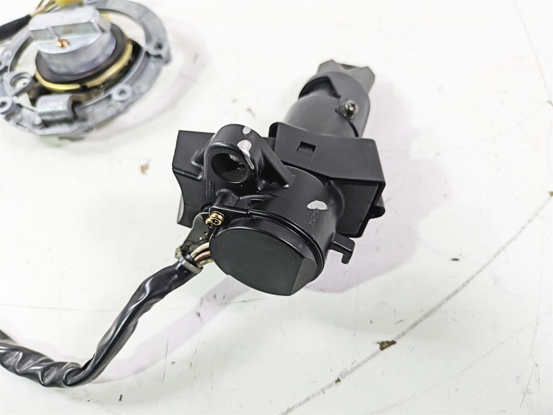 2005 Kawasaki ZX12R Ninja Ignition Switch Key Lock Tank Cap Set 27005-5130 {{ shop.shopifyCountryName }} - Mototech271